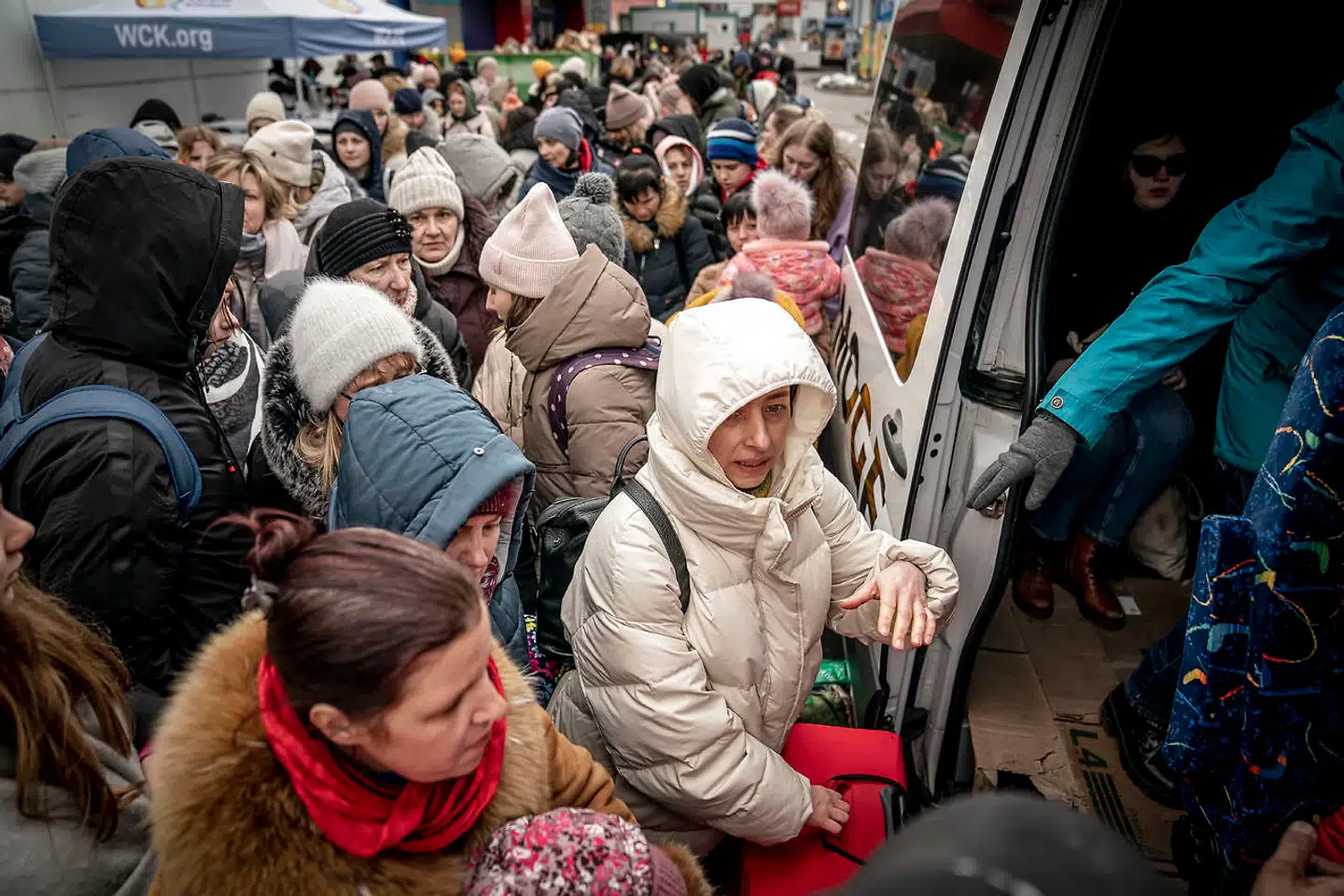 Flygtninge fra Ukraine har krydset grænsen til nabolandet Polen.