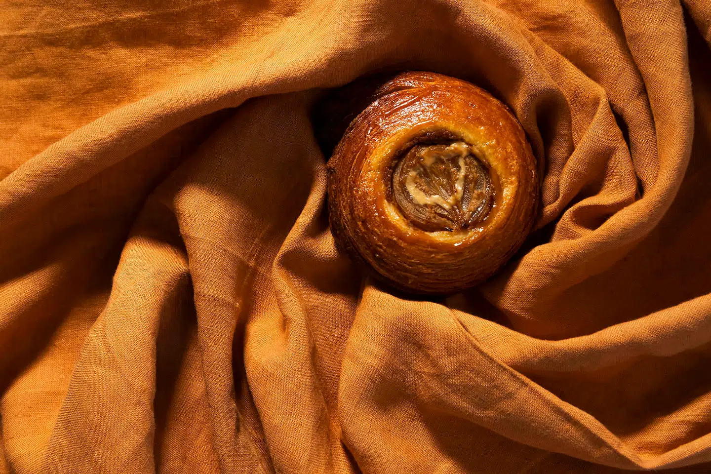 Det ligner måske noget sødt, men faktisk er det en løgtærte.