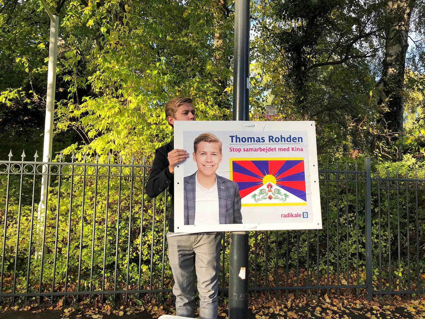 Thomas Rohden (R) med den kinakritiske valgplakat i oktober 2021 under valgkampen til regionsrådet i Region Hovedstaden, hvor han efterfølgende blev valgt ind.