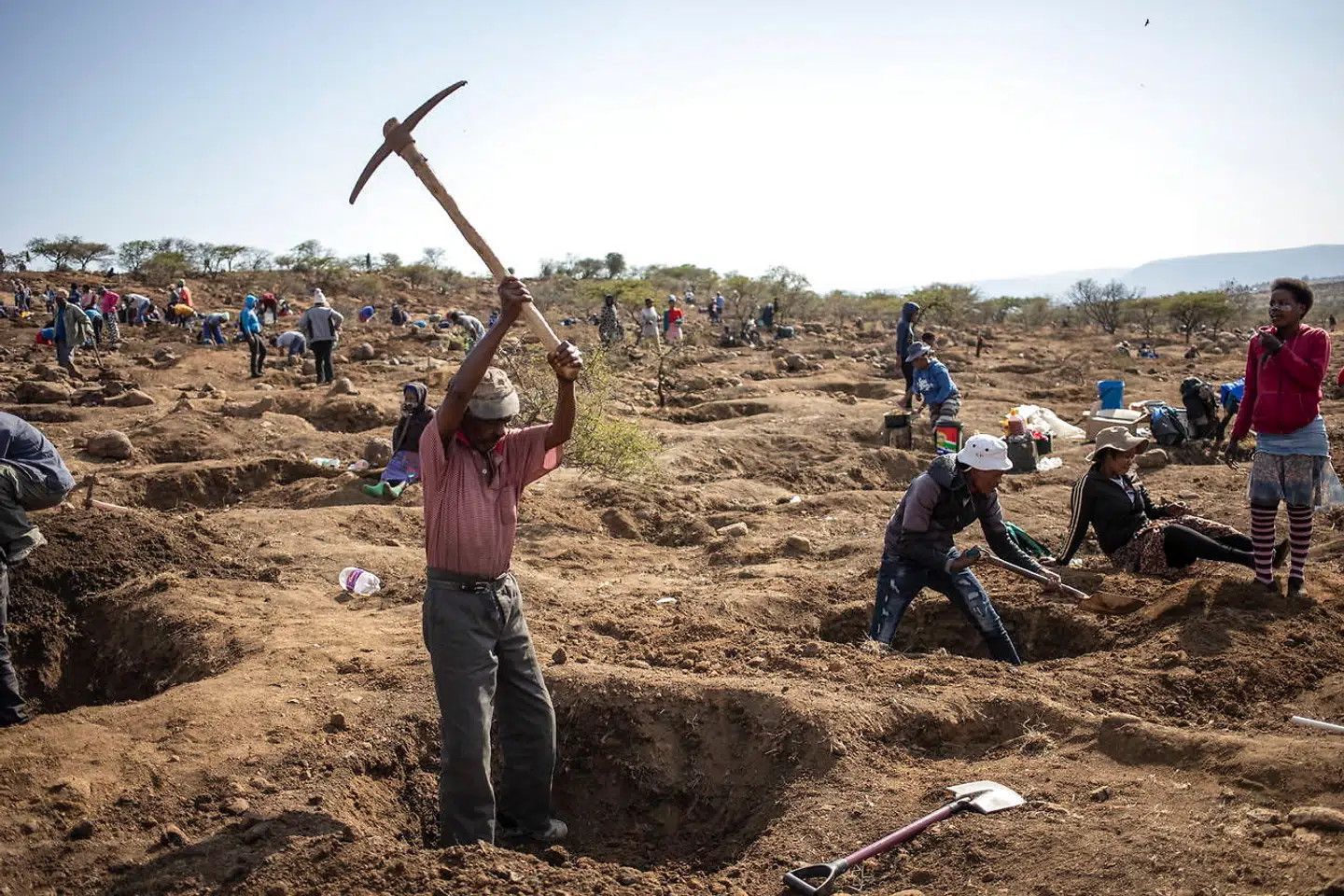 »Når man ser på udvindingen og brugen af naturressourcer, minder Kinas ageren i Afrika i dag på mange måder om de europæiske koloniers,« skriver Abel Gwaindepi. På billedet ses folk grave efter diamanter på en bakke nær Ladysmith, Sydafrika, 17. juni 2021.