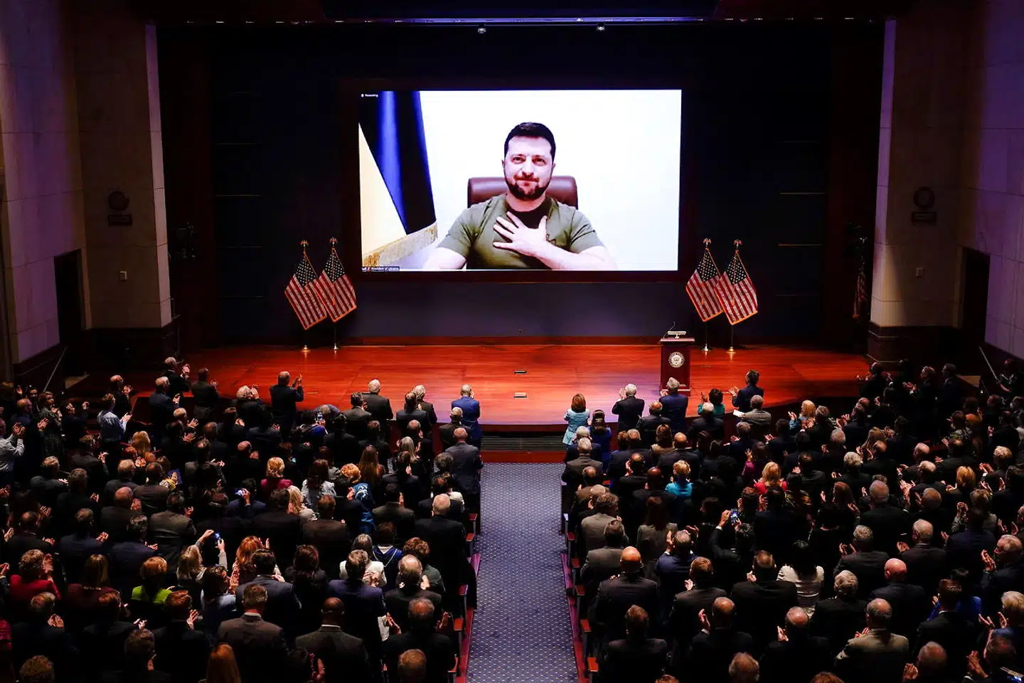 Ukraines præsident, Volodymyr Zelenskyj, leverer en videotransmitteret tale til den amerikanske kongres. I talen fortalte han de amerikanske politikere, hvordan Ukraine lige nu gennemlever 11. september og Pearl Harbor – hver dag.