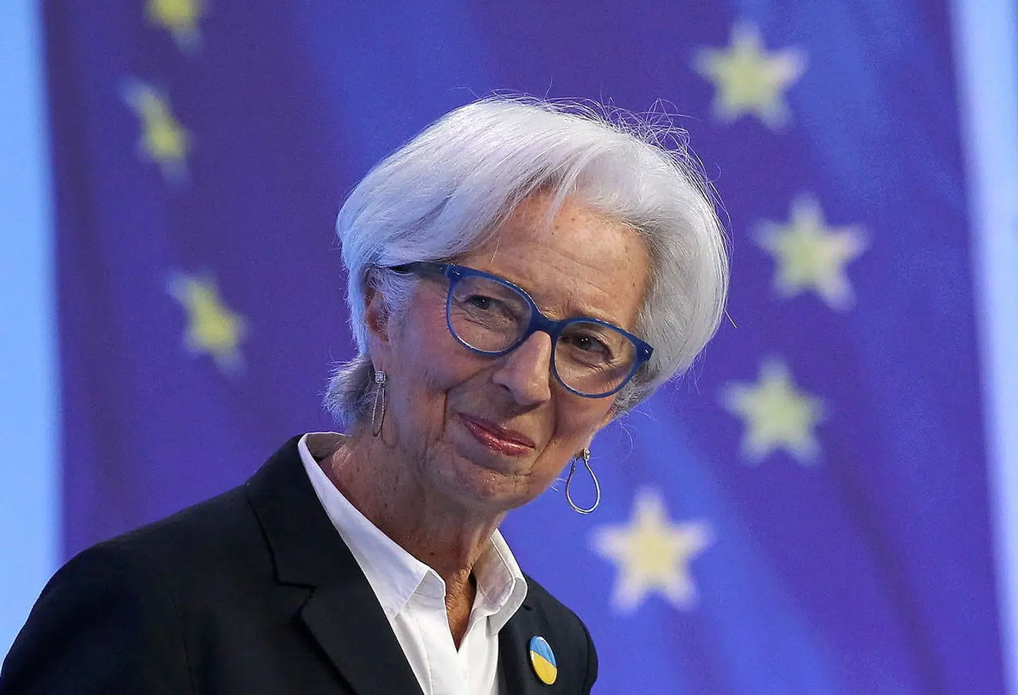Inflationen banker i vejret i euroområdet og alle venter på, hvad Den Europæiske Centralbank (ECB) med Christine Lagarde i spidsen gør. På den ene side puster de stigende energipriser yderligere til den løftede inflation, som taler for pengepolitiske stramninger, mens krigen på den anden side vil bide på den europæiske økonomi, som taler for en lempelig pengepolitik.