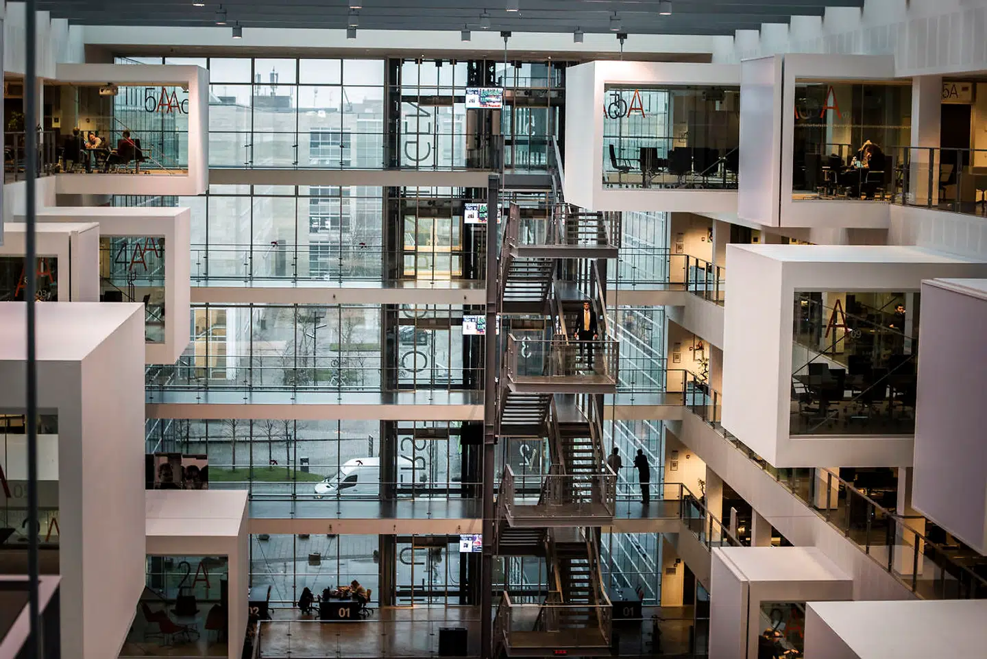 IT-Universitetet på Amager uddanner så mange af de it-folk, som Danmark voldsomt mangler, at det nu slipper for at skulle nedlægge studiepladser til udflytning til resten af Danmark.