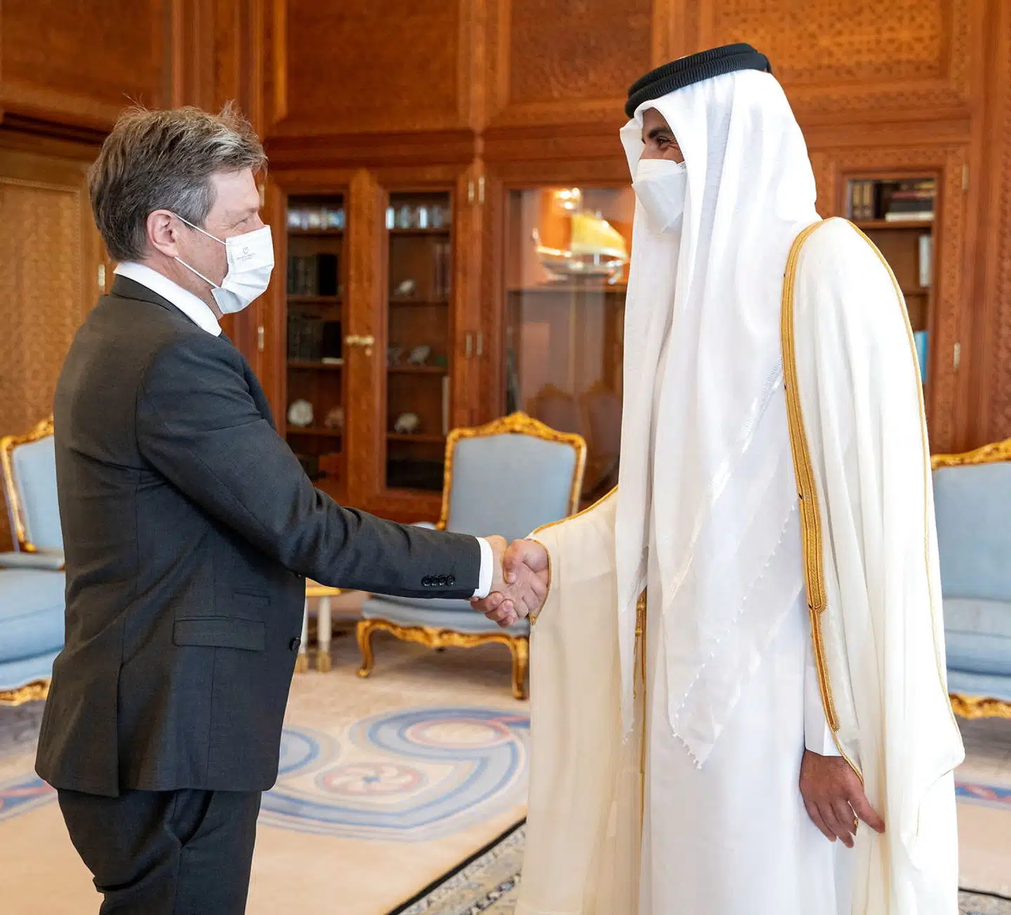 Emiren af Qatar, Sheikh Tamim bin Hamad al-Thani (t.h.), og den tyske erhvervs- og klimaminister, Robert Habeck, giver hånd under Habecks besøg i Qatars hovedstad Doha, søndag den 20. marts.