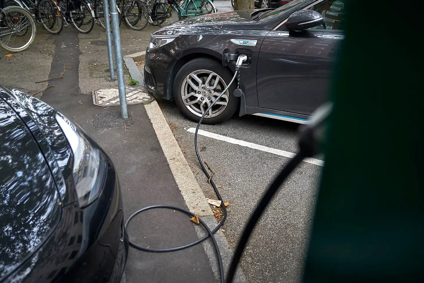 Elbil, ladekabel. elbil-skilt. batteri. Opladning