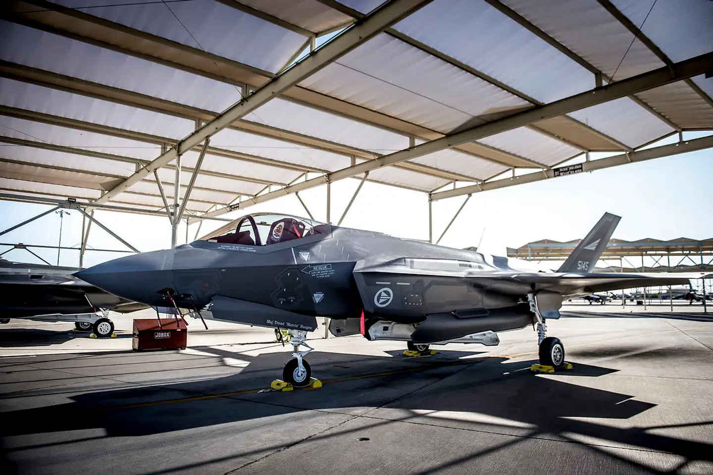 Den danske forsvarsindustri er en relativt lille industri med en samlet omsætning på tre til fire milliarder om året. Den største virksomhed er Terma, som omsatte for to milliarder sidste år. Virksomheden leverer blandt andet dele til det amerikanske, højteknologiske kampfly F-35.