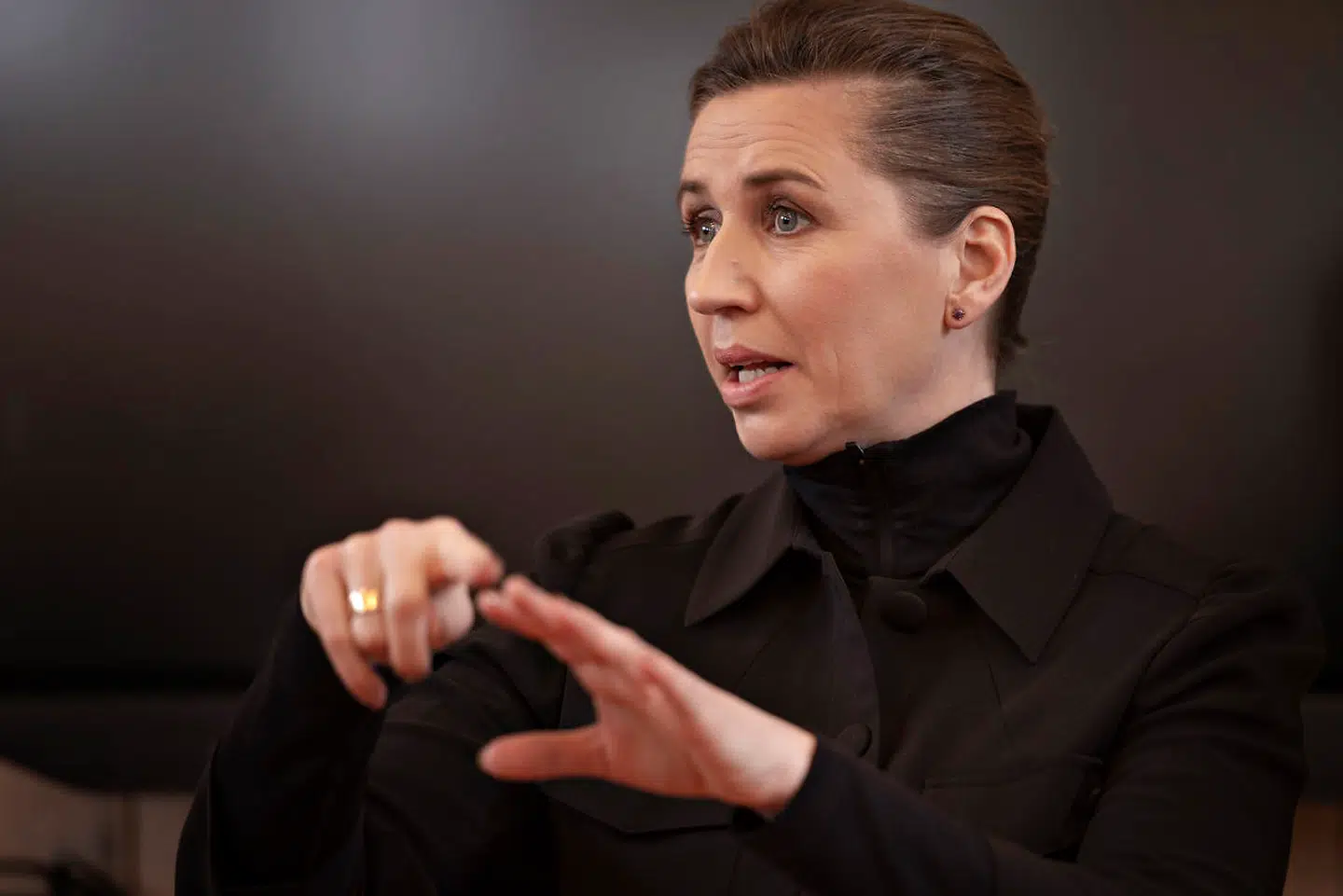 Formand for Naalakkersuisut Muté B. Egede og Statsminister Mette Frederiksen besøger GUX Nuuk - Midgrønlands Gymanasium. Statsminister Mette Frederiksen besøger Nuuk i Grønland, tirsdag den 15. marts 2022. Statsministeren er på officielt besøg i Grønland. Besøget vil i lyset af krigen i Ukraine have særligt fokus på den aktuelle sikkerhedspolitiske situation. Også klima, grøn omstilling og uafhængighed af fossile brændstoffer vil være i fokus under besøget.. (Foto: Christian Klindt Sølbeck/Ritzau Scanpix)