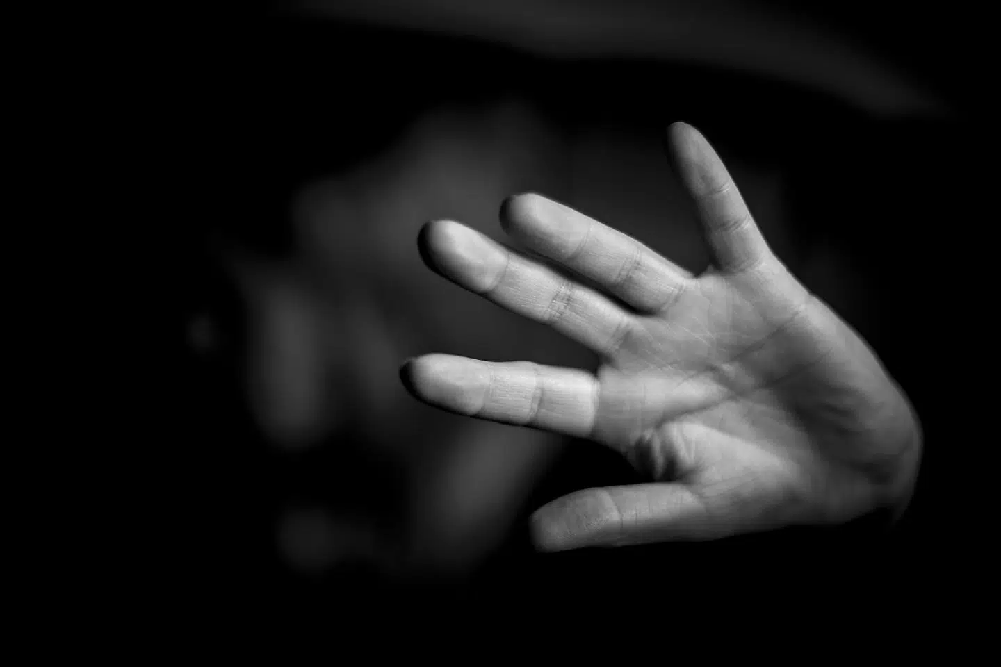 »Skal vi ikke være mere optaget af, at mænd tilsyneladende udgør en trussel – alene fordi de er mænd?« spørger Mira C. Skadegård.