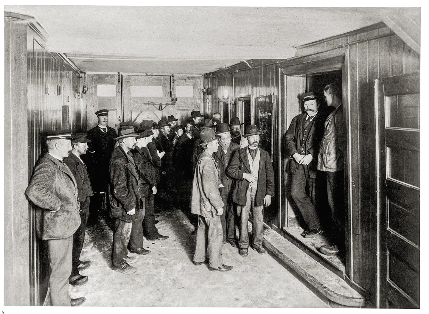 Herberg for hjemløse i Dronningens Tværgade 34 i 1907. Herberget var indrettet til 240 mænd. Illustration fra bogen.