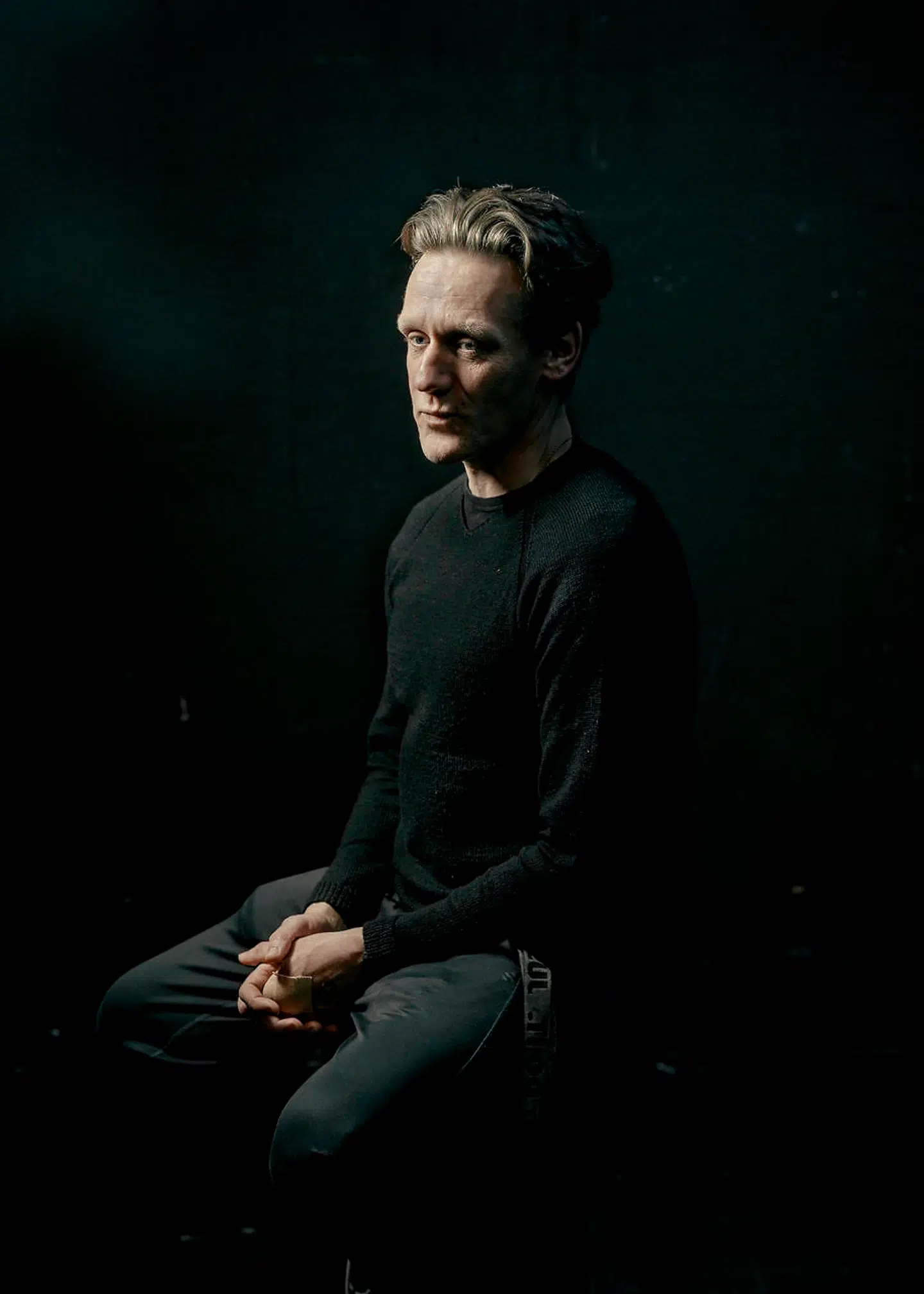 Fra 22. marts er Olaf Højgaard aktuel på teater Sort/ Hvid i Kødbyen med monologen »DET DER DRIKKER.« En fiktiv, men personligt inspireret monolog, som turnerer i Danmark.