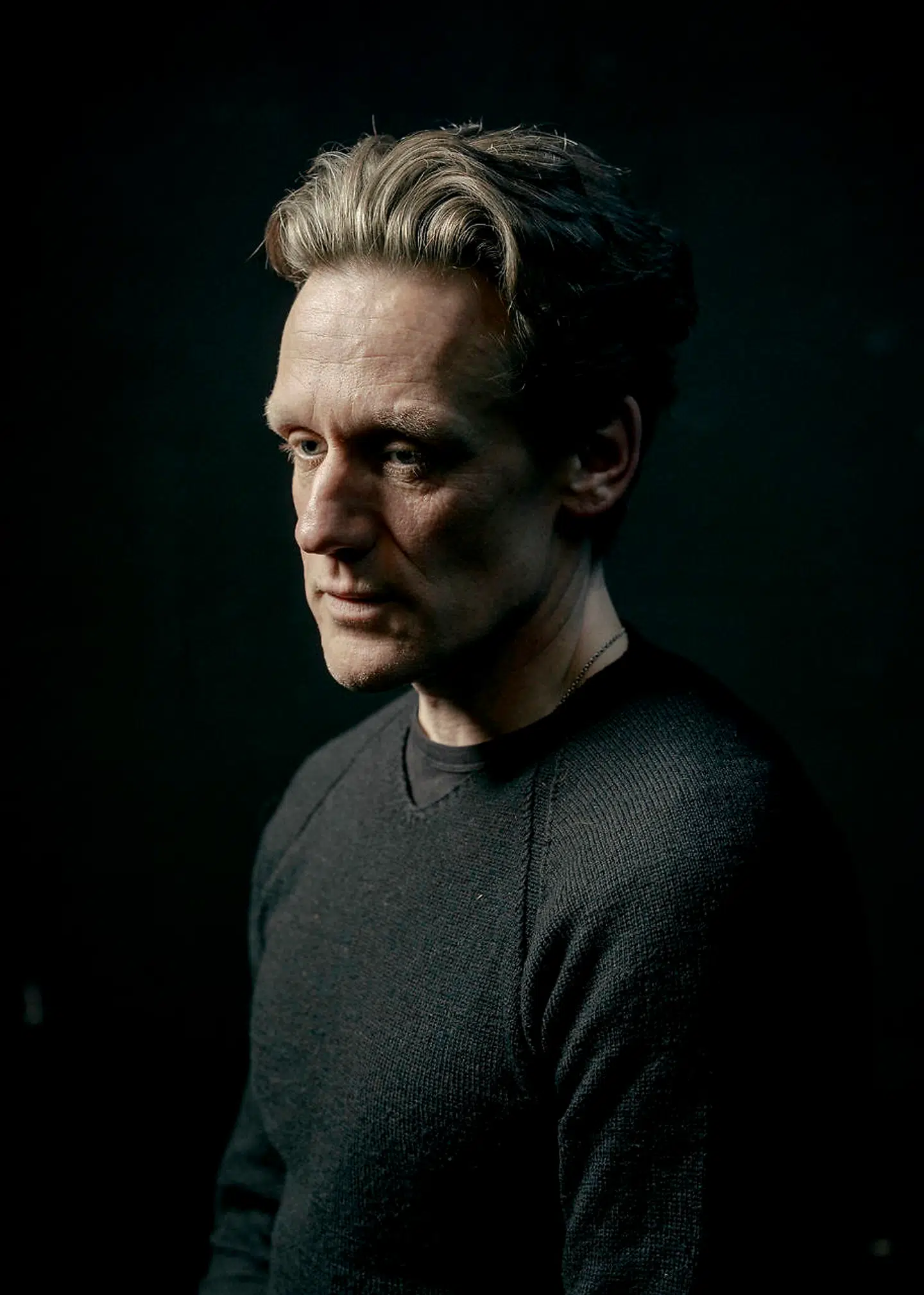 Olaf Højgaard beskriver alkoholisme som misbrugets dynamikker, og han er ret overbevist om, at det er de samme dynamikker, der gælder alle former for misbrug, og dermed også ludomani, mad, hash, piller, kokain og så videre.