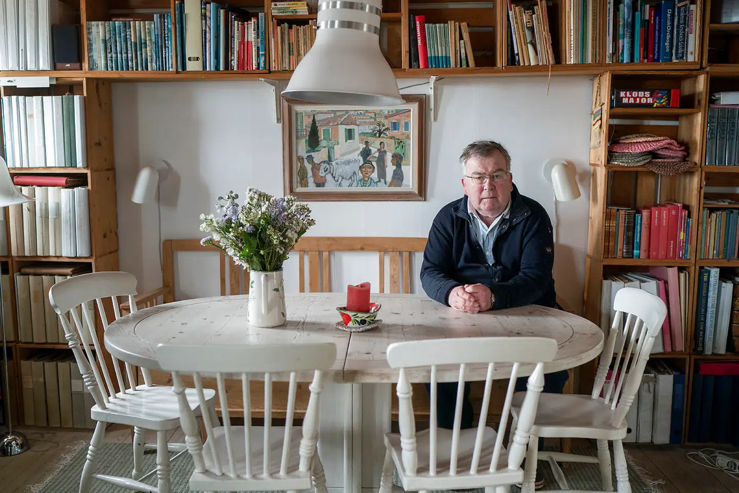 En bitter Claus Hjort Frederiksen i sin stue i fiskerhuset i Humlebæk. Han frygter for sit eftermæle på grund af anklagerne om, at han har røbet statshemmeligheder.