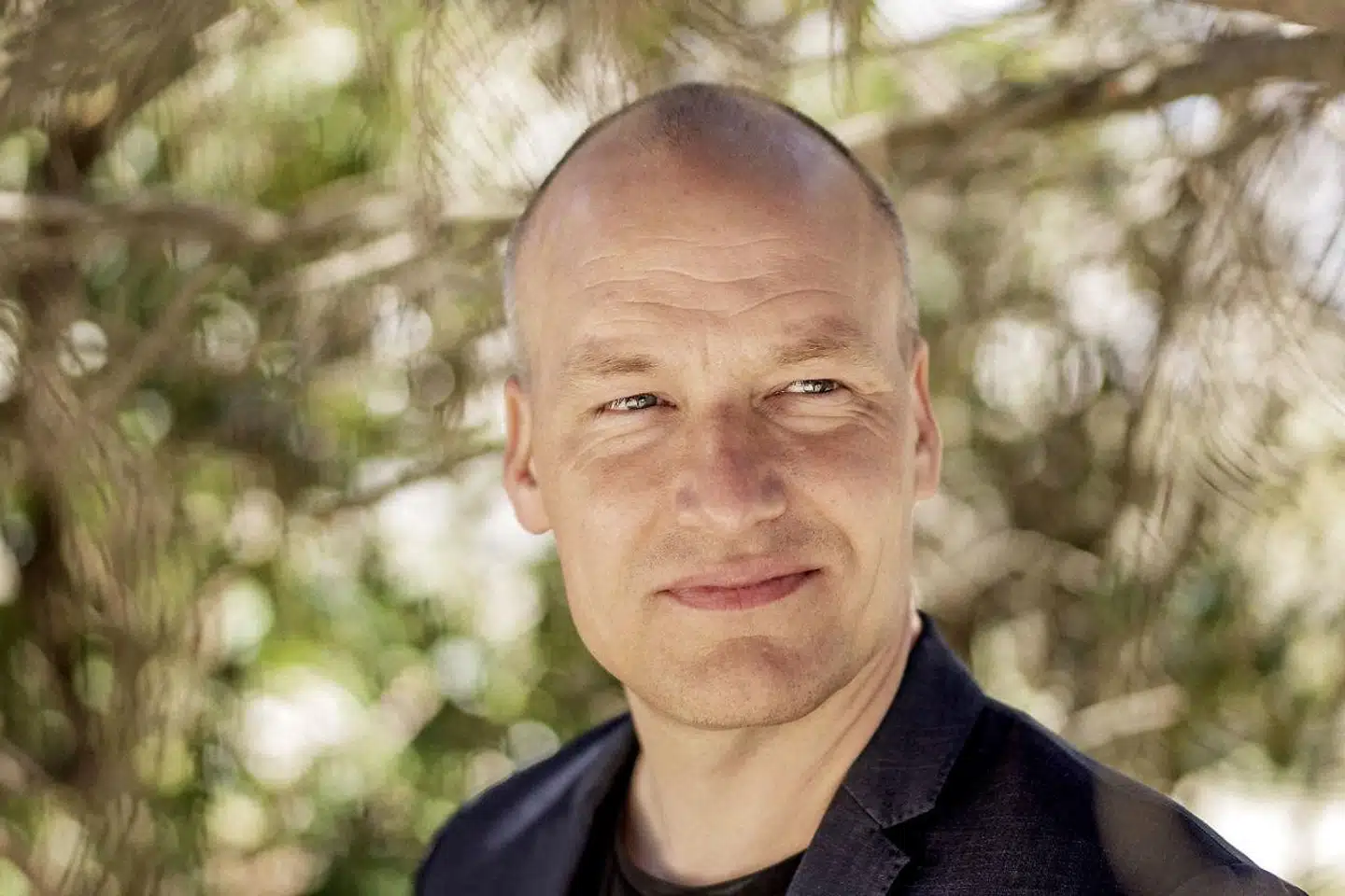 »Herhjemme er det også alene på højrefløjen at man kan finde sympati for Putin. Marie Krarup, som indtil for få uger siden var et prominent medlem af Dansk Folkeparti, har aldrig lagt skjult på sin sympati. Det samme gælder Iben Tranholm, Søren Hviid, Kasper Støvring og andre nationalkonservative profiler,« skriver Pelle Dragsted.