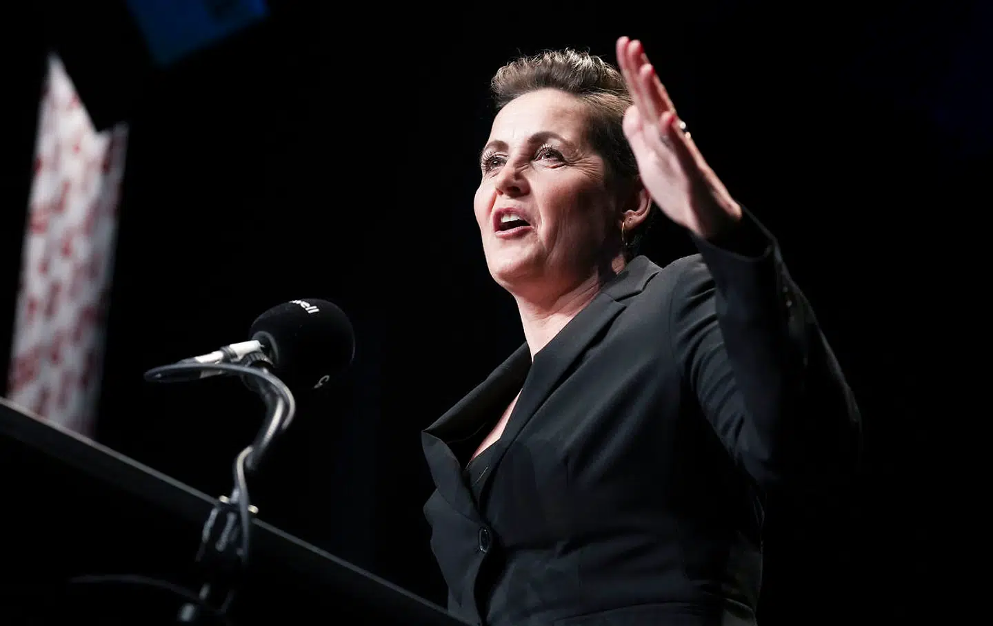 »For mig at se kan Danmark heller ikke længere være med på en fribillet. Den progressive position i Europa er, at ville forsvare vores demokrati og frihed. Også militært om nødvendigt. Uanset hvordan vi vender og drejer det, så kommer Putins invasion af Ukraine til at få indflydelse på vanvittig mange forhold i de kommende mange år,« sagde Pia Olsen Dyhr i sin formandstale på SFs landsmøde i Kolding.