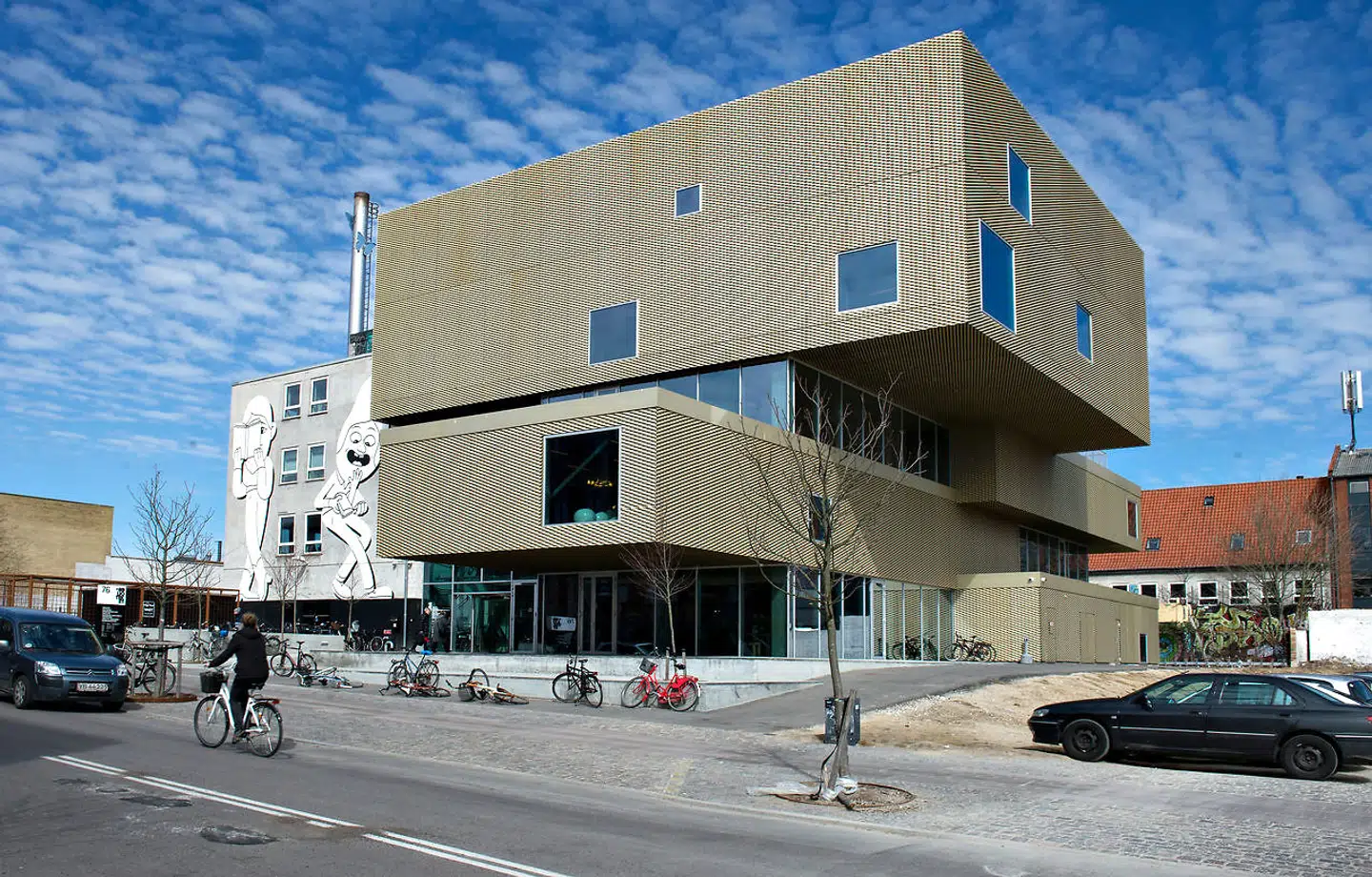 Det gyldne bibliotek i det Københavnske Nordvestkvarter var en næsten øjeblikkelig klassiker. Bygningen er tegnet af COBE og Transform, som i fællesskab vandt konkurrencen kort tid efter at Dan Stubbergaard havde startet sin tegnestue.