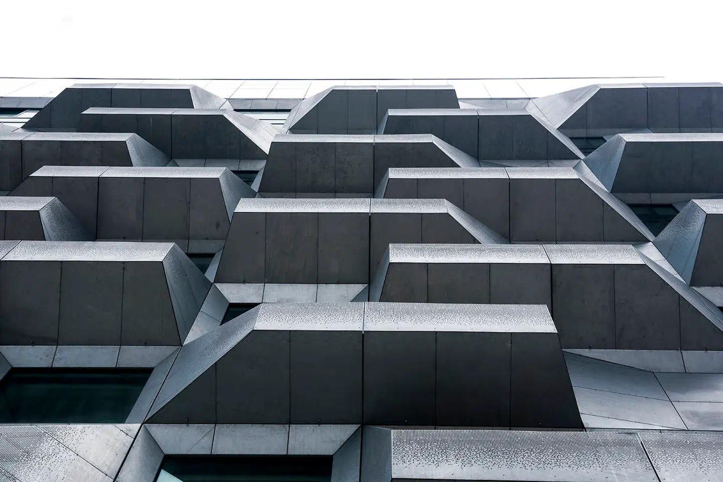 At ombygge en gammel kornsilo til luksusboliger lader sig ikke gøre uden et par gode tricks. COBE pakkede siloen ind i et skørt af stålorigami, som bliver til både balkoner og lysindfald.