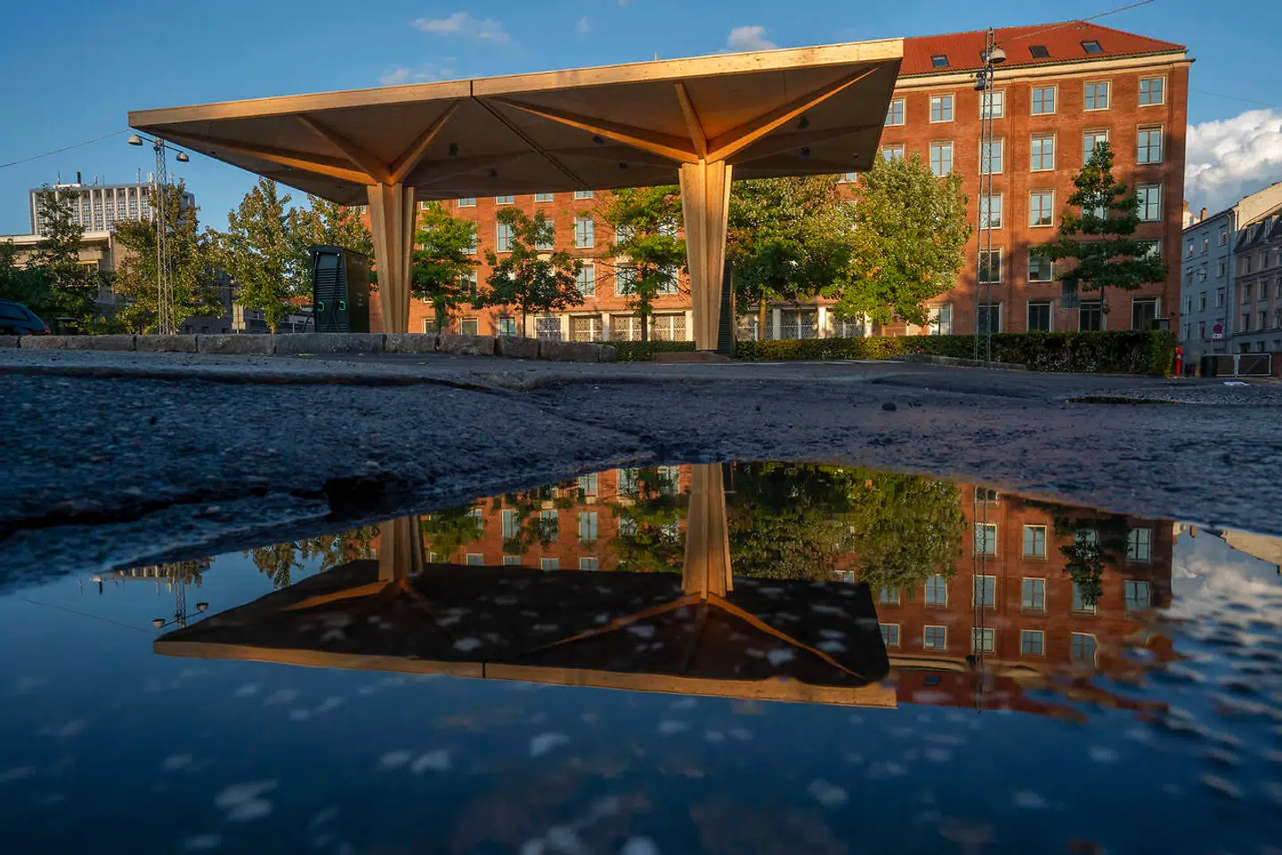 Clever's nye ladestandere bag Frederiksberg Rådhus. Med hjælp fra COBE har Clever udviklet en modulær, venligt og markant elektrisk tankstation