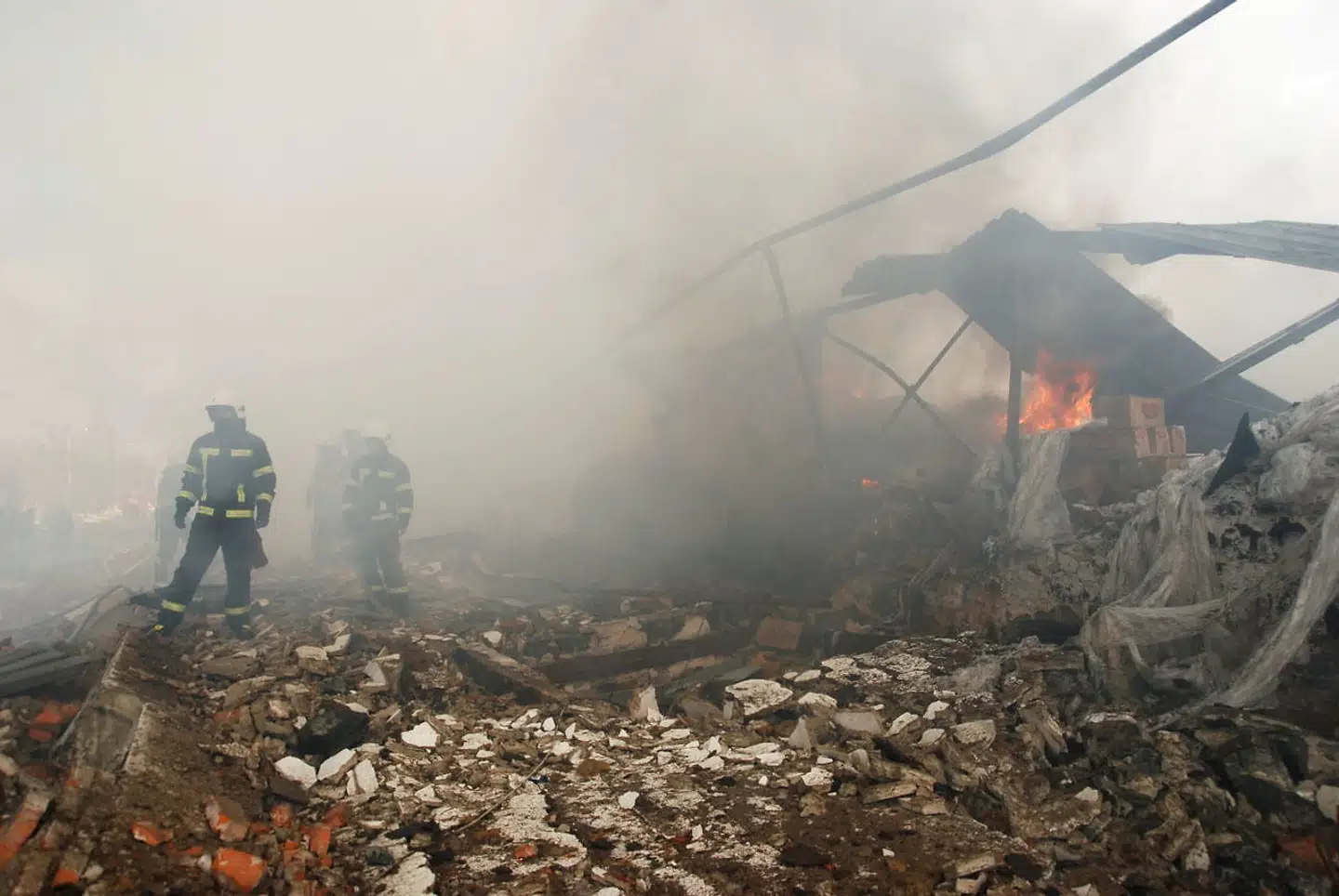 Brandmænd kæmper for at begrænsende brandene i nogle af de cirka 600 beboelsesejendomme i den ukrainske by Kharkiv, som blev bombet af russerne 16. marts i år.