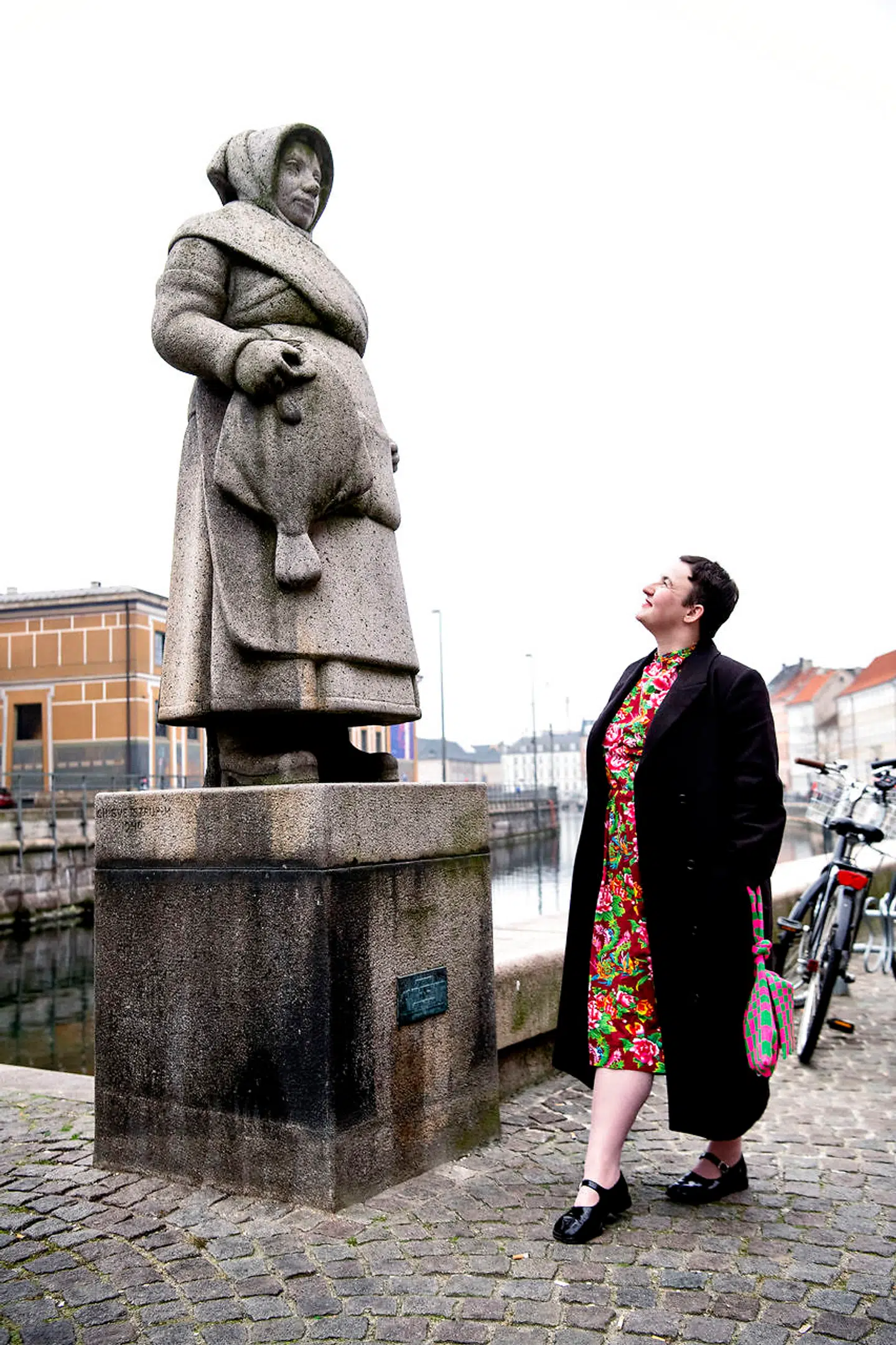 Anna Stahn er fascineret af området omkring Gammel Strand, hvor både hattedamer, fiskerkoner, sexarbejdere og rejekællinger gennem tiden har befolket gader og stræder gennem tiderne. De skikkelser tager hun afsæt i sin aktuelle udstilling.