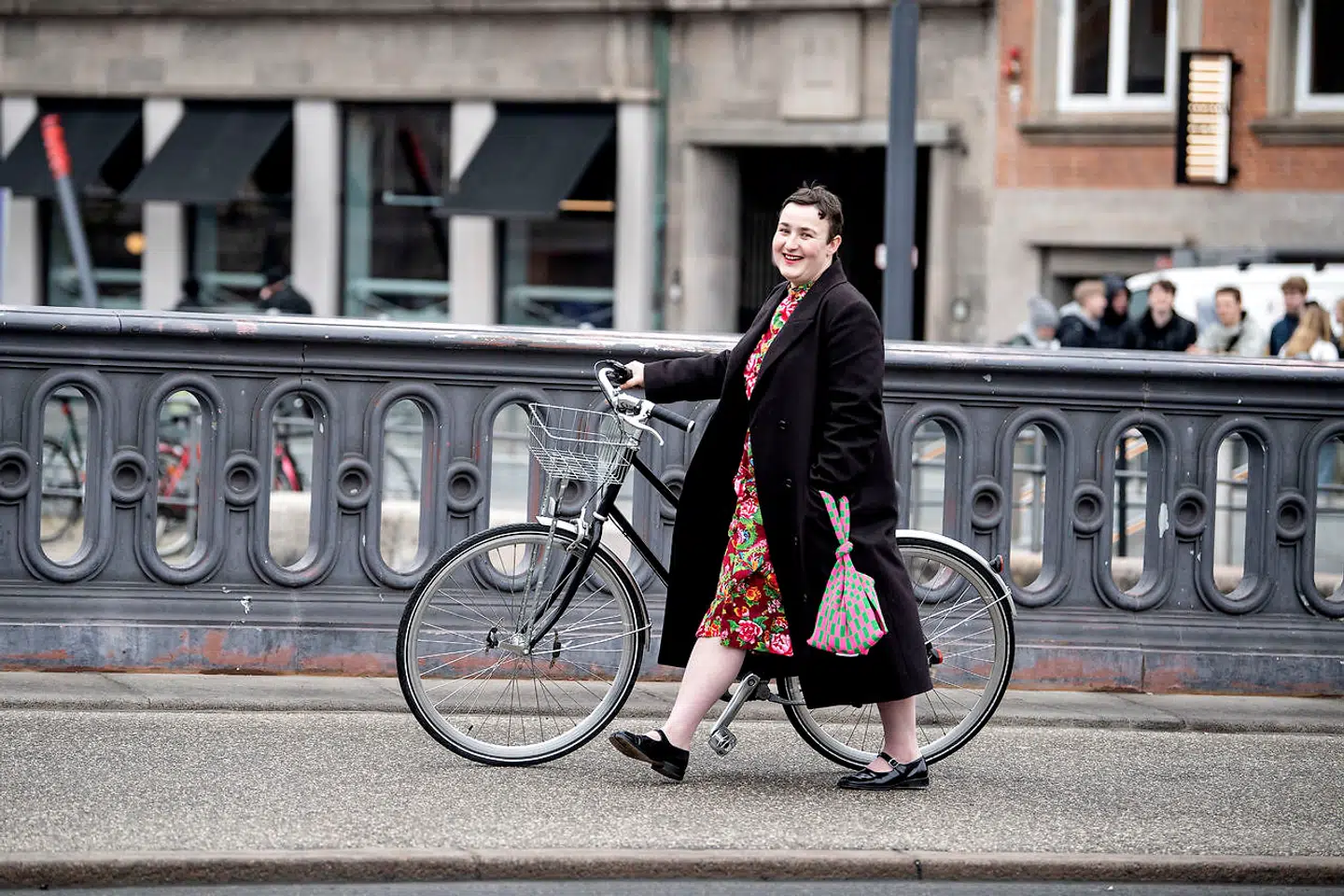 Anna Stahn har ofte besøg af venner fra udlandet, og på forhånd advarer hun dem om særlig en ting, københavnerne gør. »Jeg synes ikke, at man skal metasnakke om vin og mad,« siger hun.