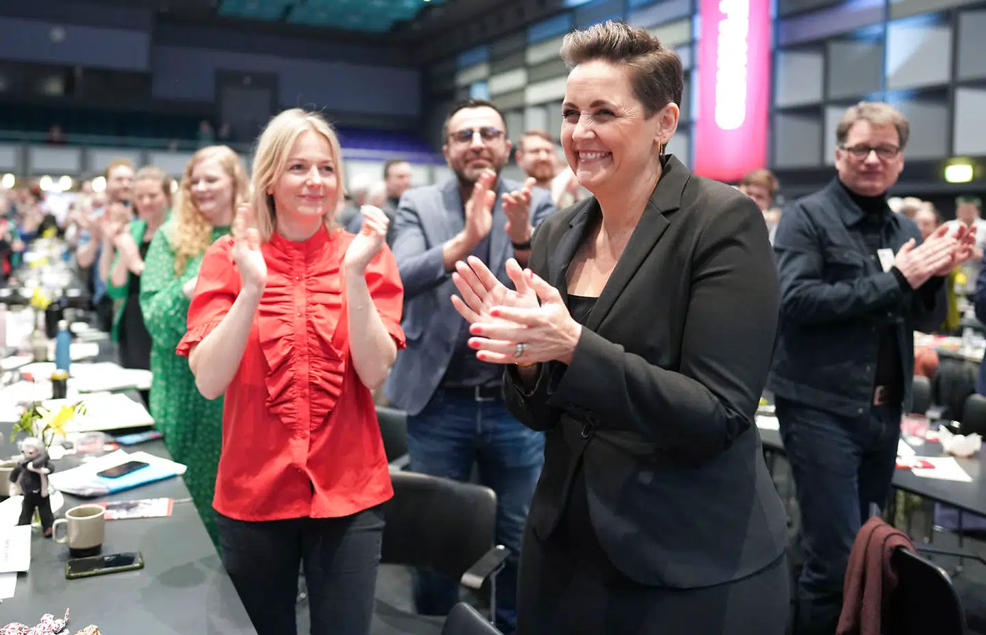 Pia Olsen Dyhrs tale på SFs landsmøde i Kolding blev vanligt mødt af lange klapsalver. Selvom der også er kritik af partiets forsvarskurs.