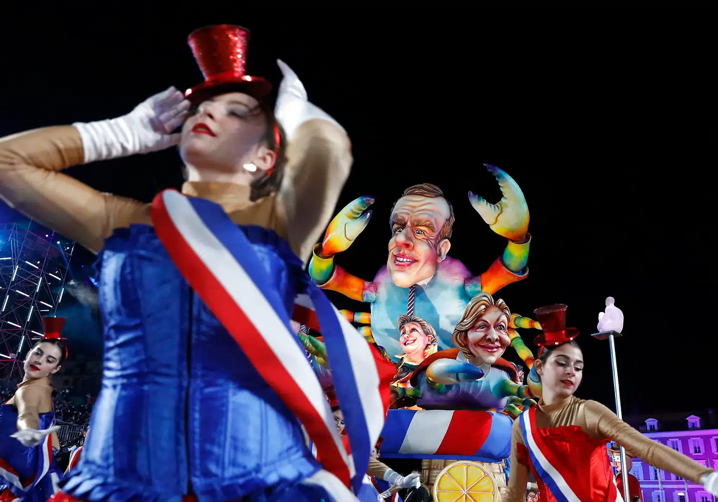 Emmanuel Macron troner over konkurrenterne – både i meningsmålingerne forud for præsidentvalget og ved karnevalsparaden i den sydfranske by Nice.