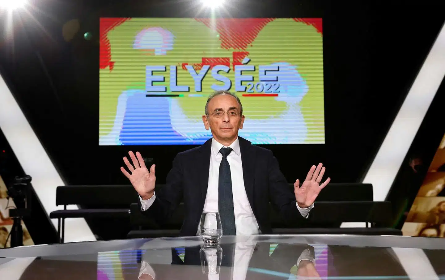 Den højrenationale kandidat Éric Zemmour kom for et par måneder siden buldrende ind i valgkampen, men krigen i Ukraine har givet ham store forklaringsproblemer som erklæret fan af Vladimir Putin.