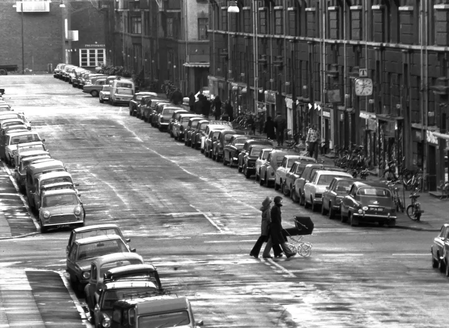 Sådan så der ud, da det i 1973 for at spare på olien blev gjort ulovligt at køre i bil om søndag i Danmark. De bilfrie søndage blev et slaraffenland for gående og cyklende, der fik vejene helt for sig selv.