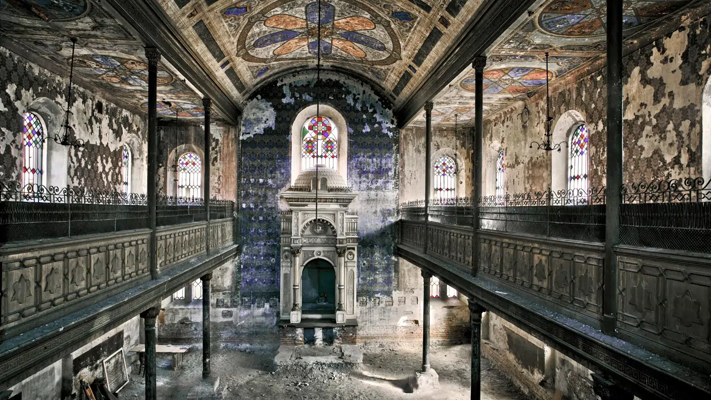 En forladt synagoge i Slovakiet. Hovedparten af Slovakiets jøder blev myrdet i dødslejre. Nazistiske SS-tropper samarbejdede med slovakisk militær, politifolk og paramilitære grupper med at myrde og deportere ca. 70.000 jøder. Af dem blev 60.000 myrdet.