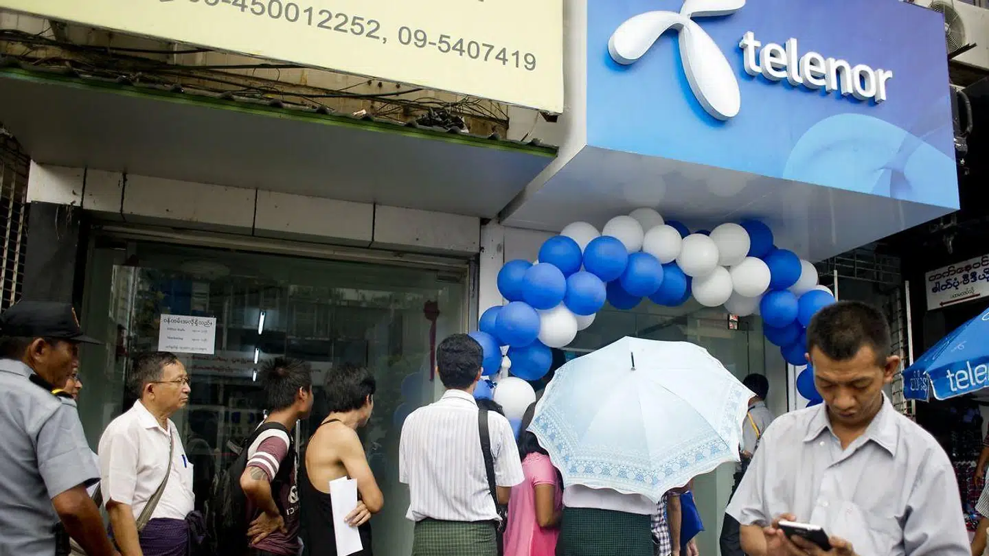 Kunderne stod i kø, da Telenor i oktober 2014 åbnede sit mobilselskab i Myanmar. Det har siden sikret Telenor en god indtjening, men militærkuppet i februar har nu fået det statsejede norske selskab til at sælge.