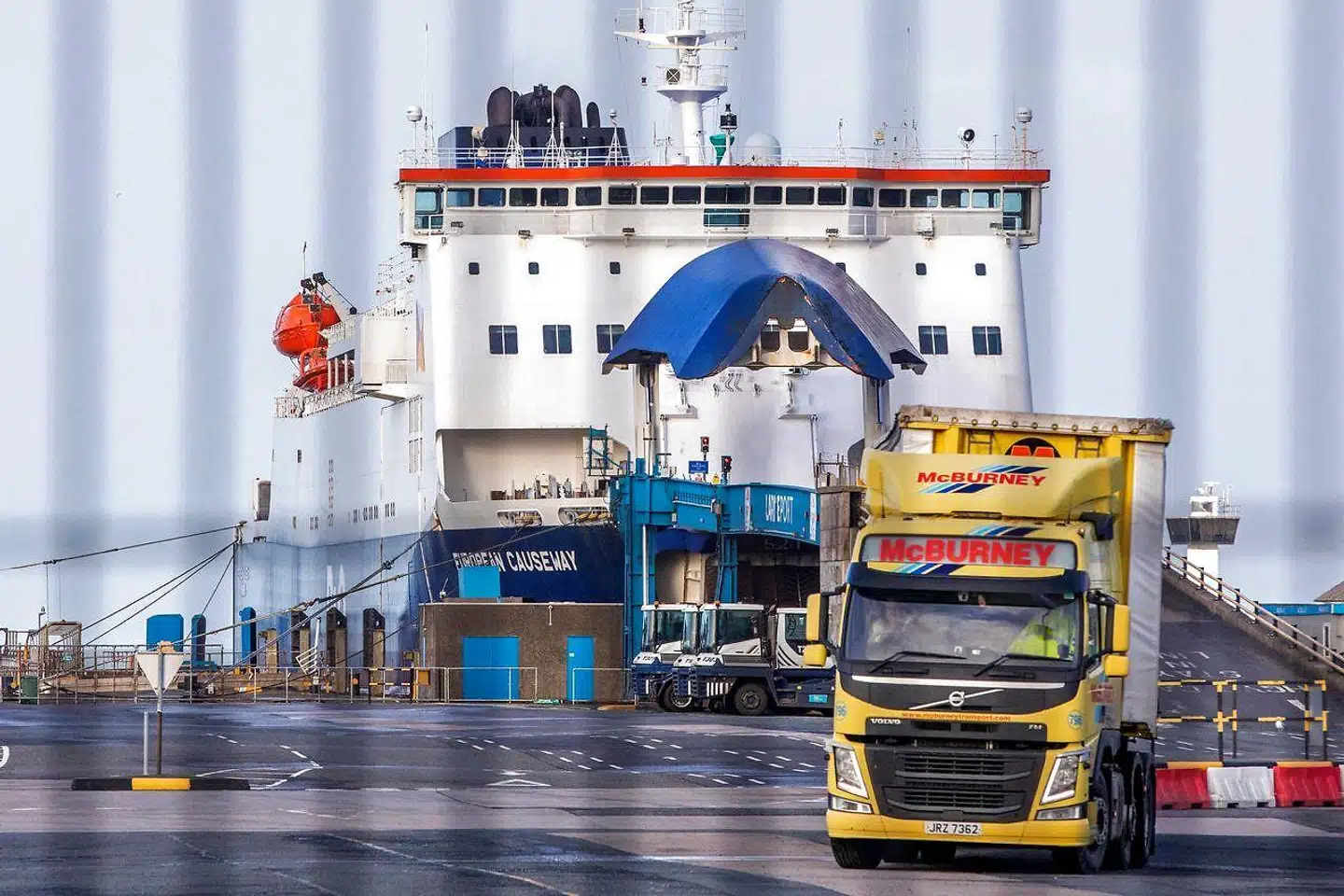 Rederiet P&O Ferries beordrede alle sine skibe i havn, før chefen tonede frem og fyrede alle 800 britiske ansatte over en videoforbindelse. Her ses skibet »European Causeway« i Larne på nordøstkysten af Nordirland. Arkivfoto: Paul Faith/AFP/Ritzau Scanpix