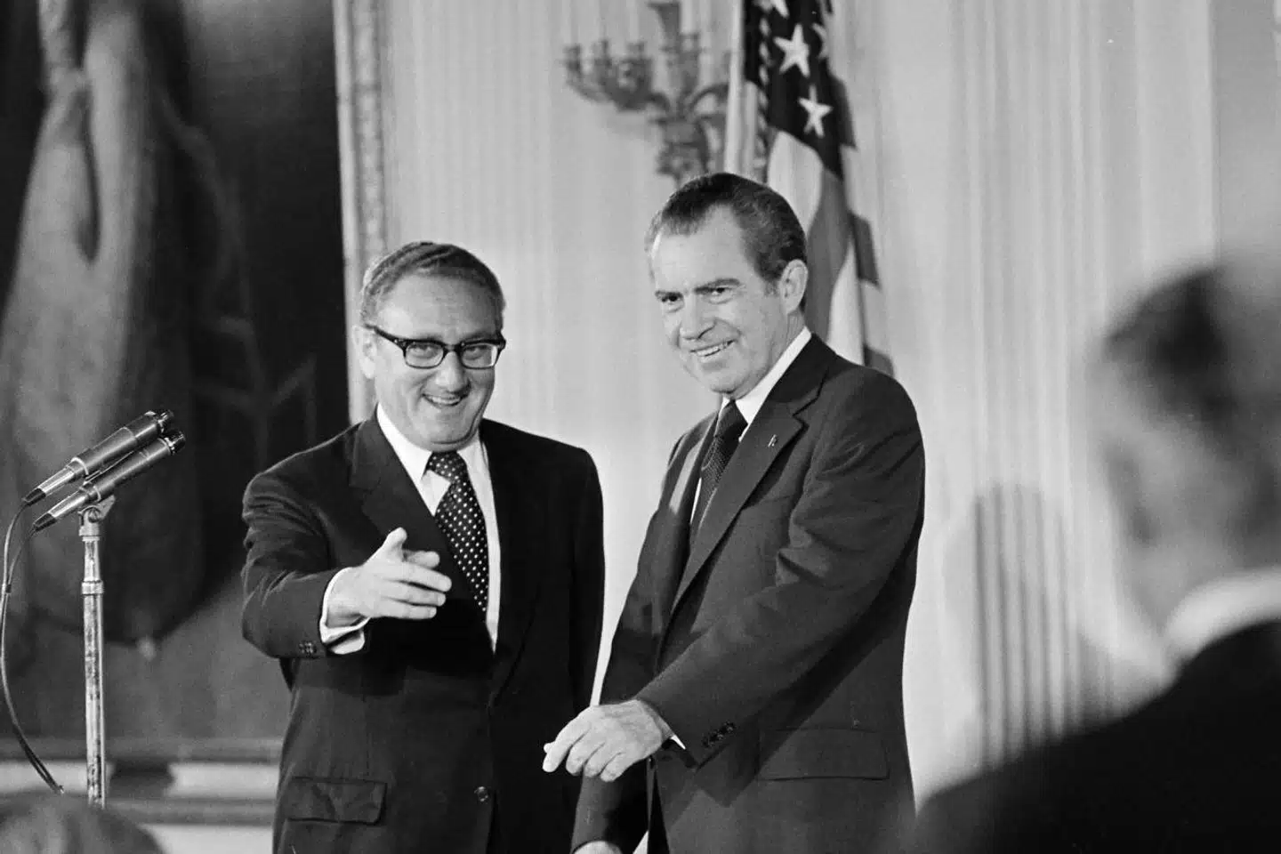 »For netop 50 år siden rejste realpolitikerne Nixon og Kissinger til Kina og fik med en ny Kina-politik skilt Rusland og Kina ad. Med Trumps og Bidens konfronterende politik over for en nationalistisk Xi Jinping er det lykkedes at bringe dem sammen igen. Men desværre er det nok kun Kina, der kan stoppe Putin,« skriver Per Stig Møller.