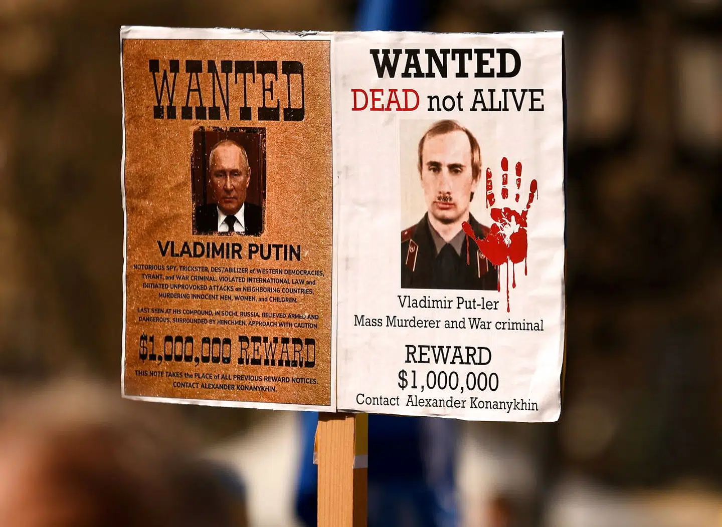 Et fremtidigt styre i Moskva kan overgive Putin og andre medskyldige til retsforfølgelse. Nu er omkring 40 lande gået i gang med at indsamle beviser, der kan dokumentere russiske overgreb mod civilbefolkningen i Ukraine. Banneret på billedet er fra en demonstration i Frankfurt 13. marts.