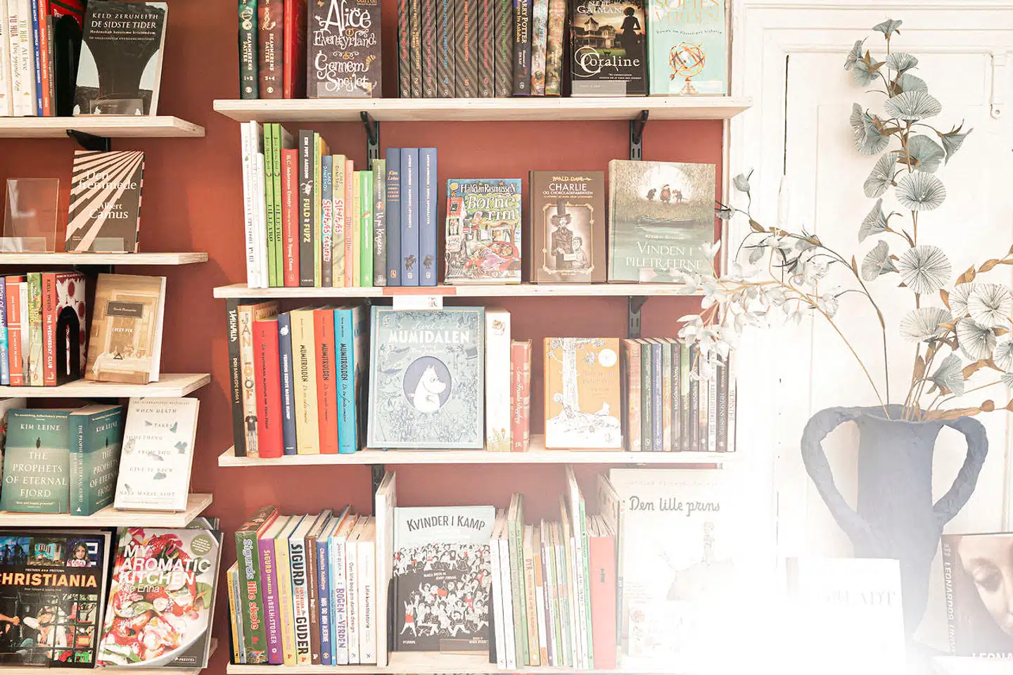 Boghandlerne skal muligvis til at justere priserne. Det bunder især i, at produktionsomkostningerne i øjeblikket stiger voldsomt.