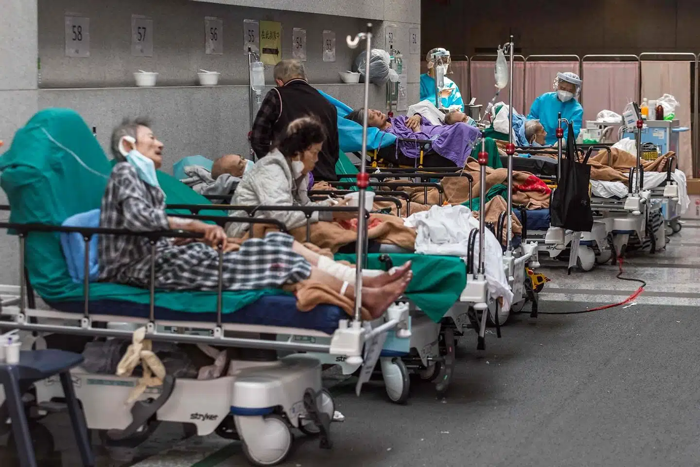 Både lighuse og hospitaler er spidsbelastede i Hongkong. Sundhedsarbejdere behandler her coronapatienter ved Princess Margaret hospital 11. marts.