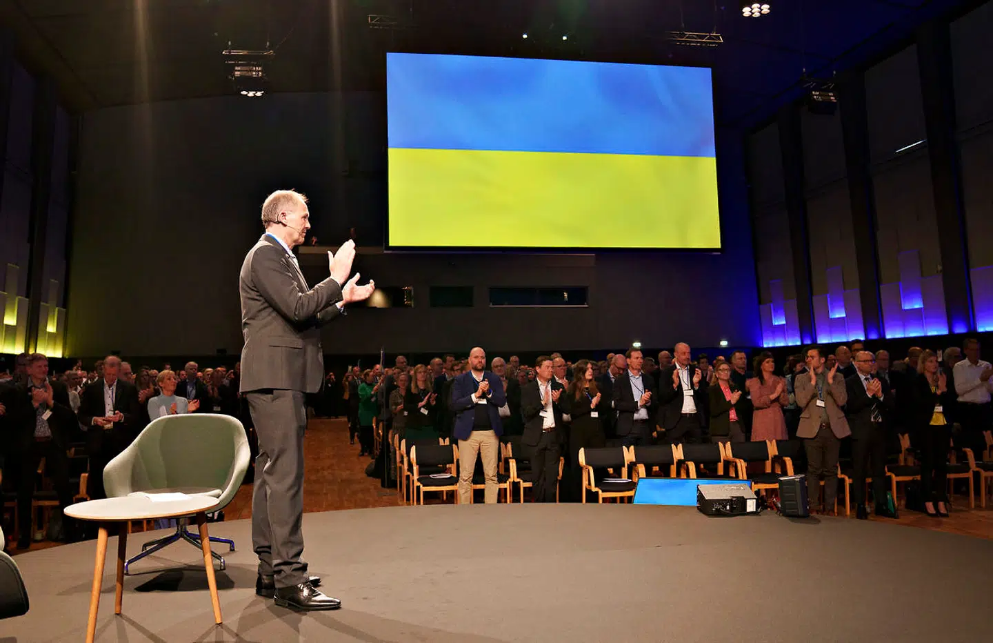 Den nyvalgte formand for Kommunernes Landsforening, Martin Damm (V), får 1.600 borgmestre, lokalpolitikere og kommunale chefer til at give alle, der hjælper Ukraine en stående klapsalve. Men det var ikke nok. Alle blev på benene og sang sammen »Jeg elsker den brogede dag«.