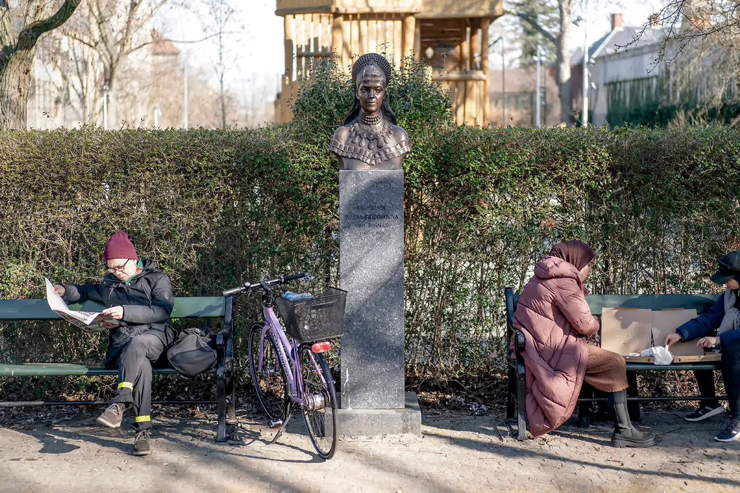 Busten er udført af den herboende russiske kunstner Sergei Boguslavskij og blev sat op i 2013 i parken, der også bærer kejserinde Dagmars navn.