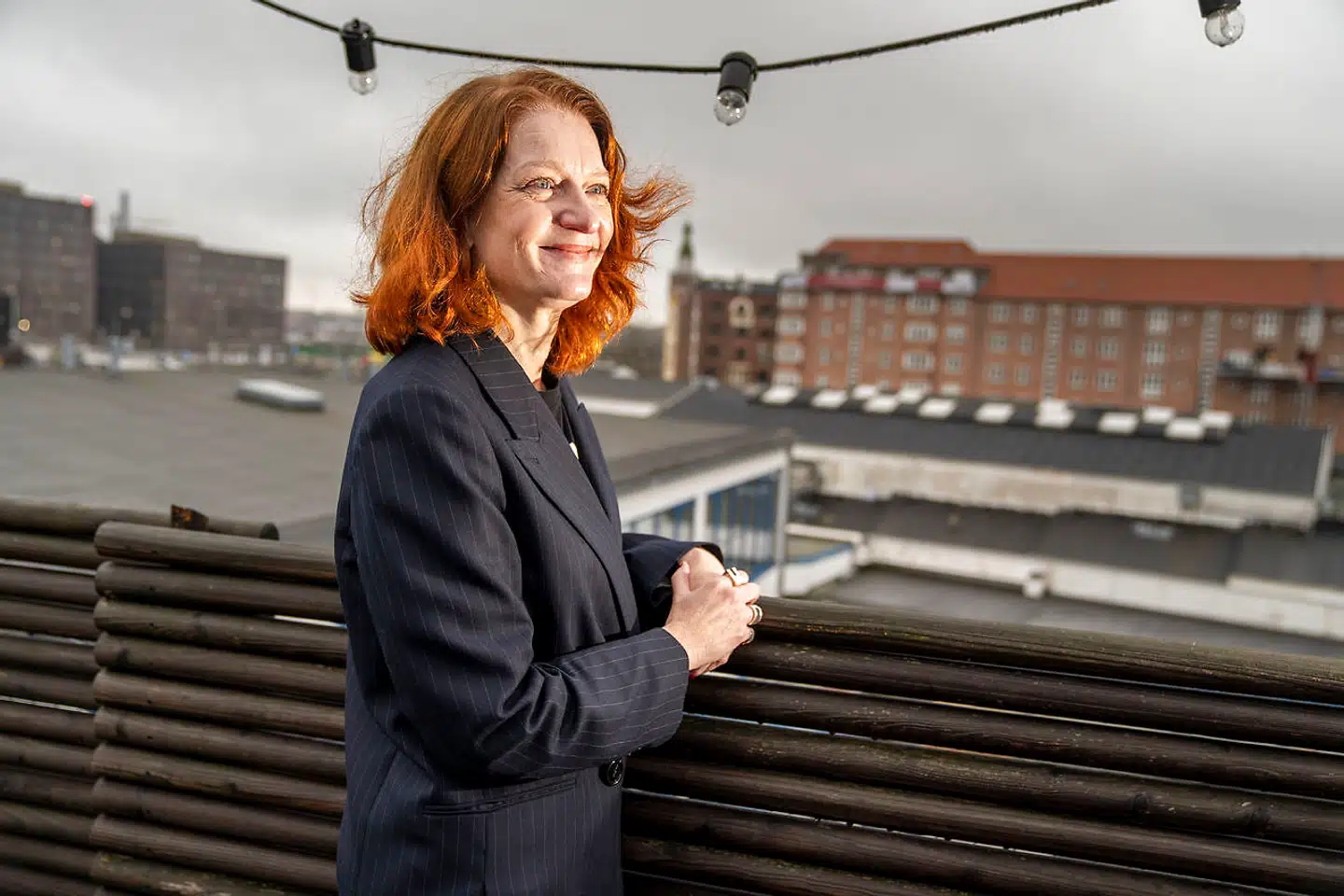 »Når moderne kvinder så tydeligt og så stærkt står på skuldrene af tidligere generationer, er der i den grad noget at komme efter,« skriver Karen Bro.