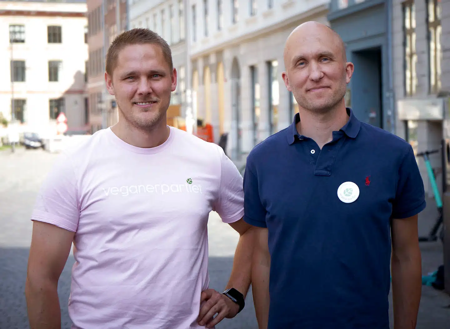 Sammen stiftede Henrik Vindfeldt (tv) og Michael Monberg (th) Veganerpartiet i 2018. Men efter uenigheder og interne konflikter blev Monberg væltet som leder i februar i år og har nu meldt sig ind i Alternativet. (Arkivfoto).