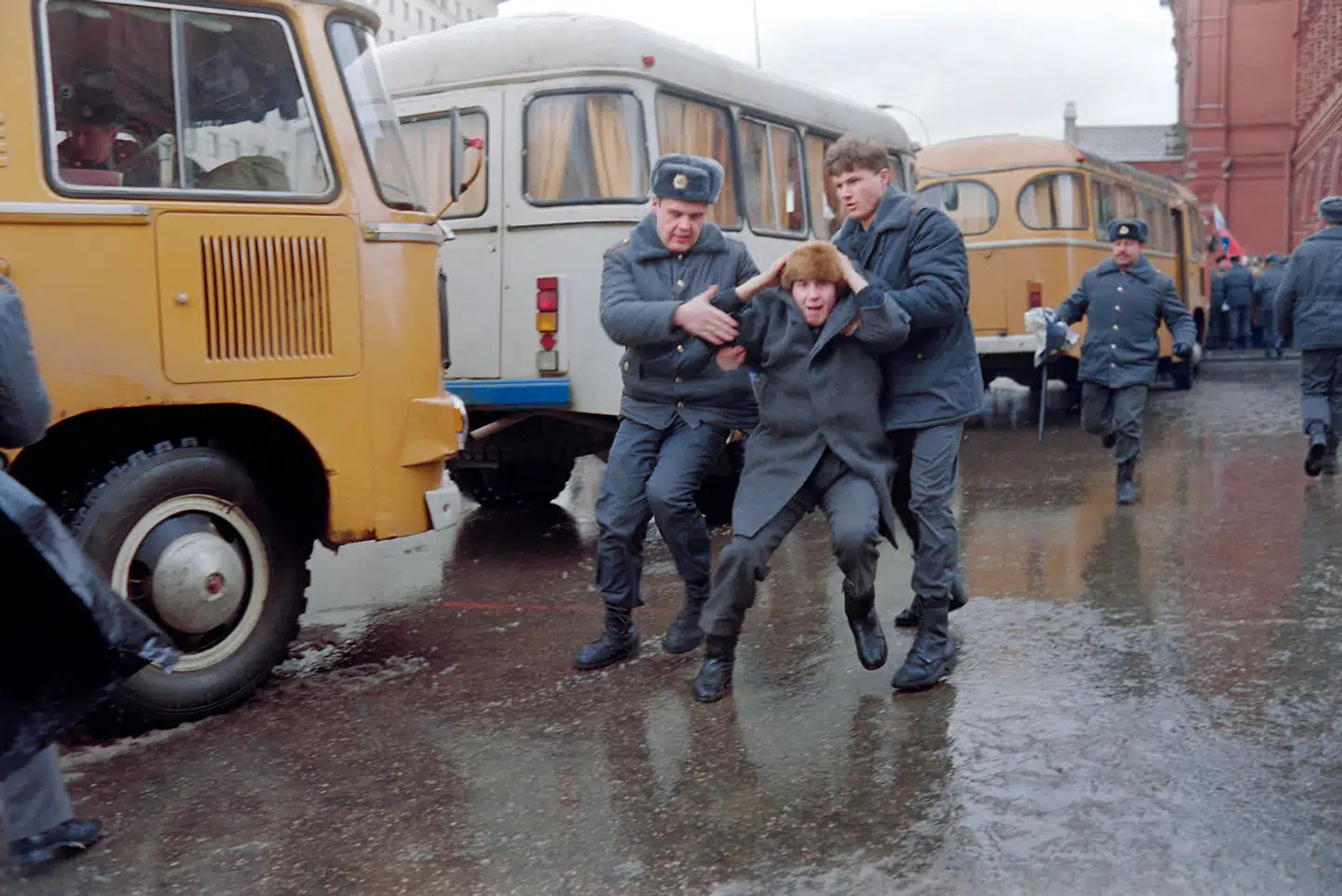 De to svenske fagforeningsledere landede i januar 1991 midt i et historisk drama. Hele det sovjetiske imperium var under sammenbrud, esterne ville have deres frihed, og Moskva satte hårdt mod hårdt. Var det derfor, at de aldrig vendte hjem til Sverige? Billedet er fra en frihedsdemonstration i Moskva i januar 1991.