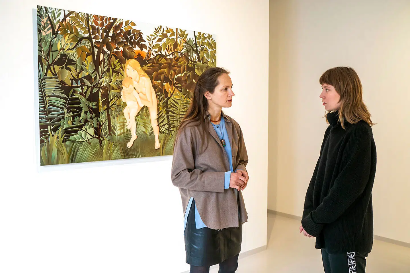 Ukrainske Julia Beliaeva er kommet til Danmark med bus fra Bukarest med sin søn og har måttet efterlade sin mand i Kyiv. For syv år siden lavede hun værket »The Last Human Mother and Baby« på væggen bag hende selv (th) og Masha Fourschou som en reaktion på annekteringen af Krim og den sårbarhed, hun følte som nybagt mor. Nu er hendes værk aktuelt igen og til salg i Sabsay Gallery.