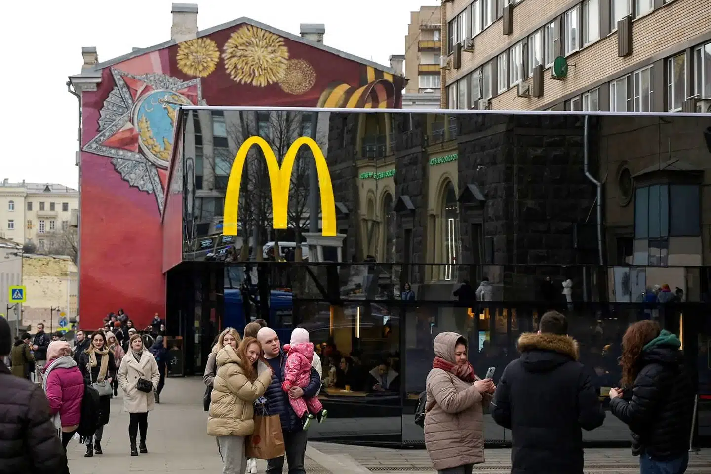 McDonald's første restaurant på Pushkin-pladsen i Moskva, som åbnede 31. januar 1990. På billedet står folk og tager billeder foran restauranten 13. marts 2022 – McDonald's sidste dag i Rusland.