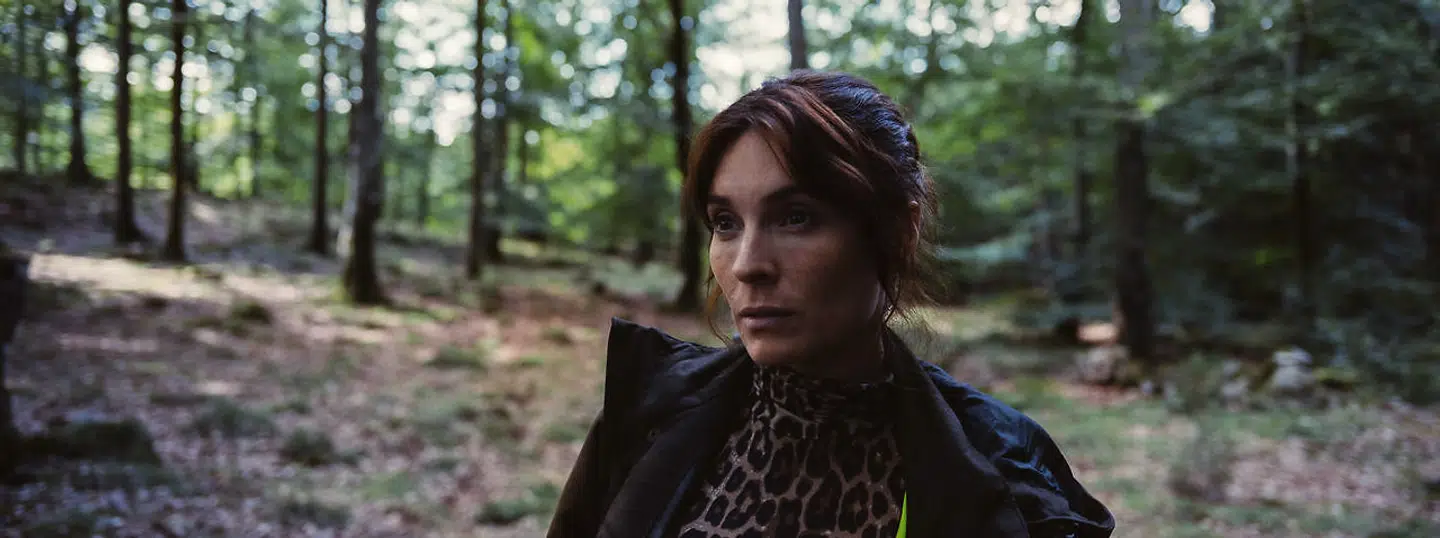 Aliette Opheim spiller amatørdetektiven Tanja, der vist mest bare leder efter indhold i sin tilværelse.