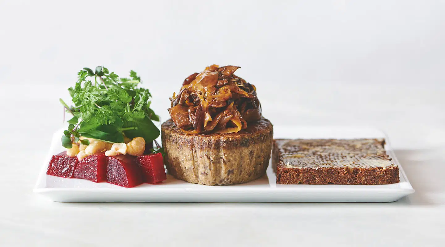 Adam Aamann forestiller sig ikke, at en frokost i hans nye restaurant nødvendigvis skal strække sig over flere timer. Her en linse- og svampepostej til vegetarerne.