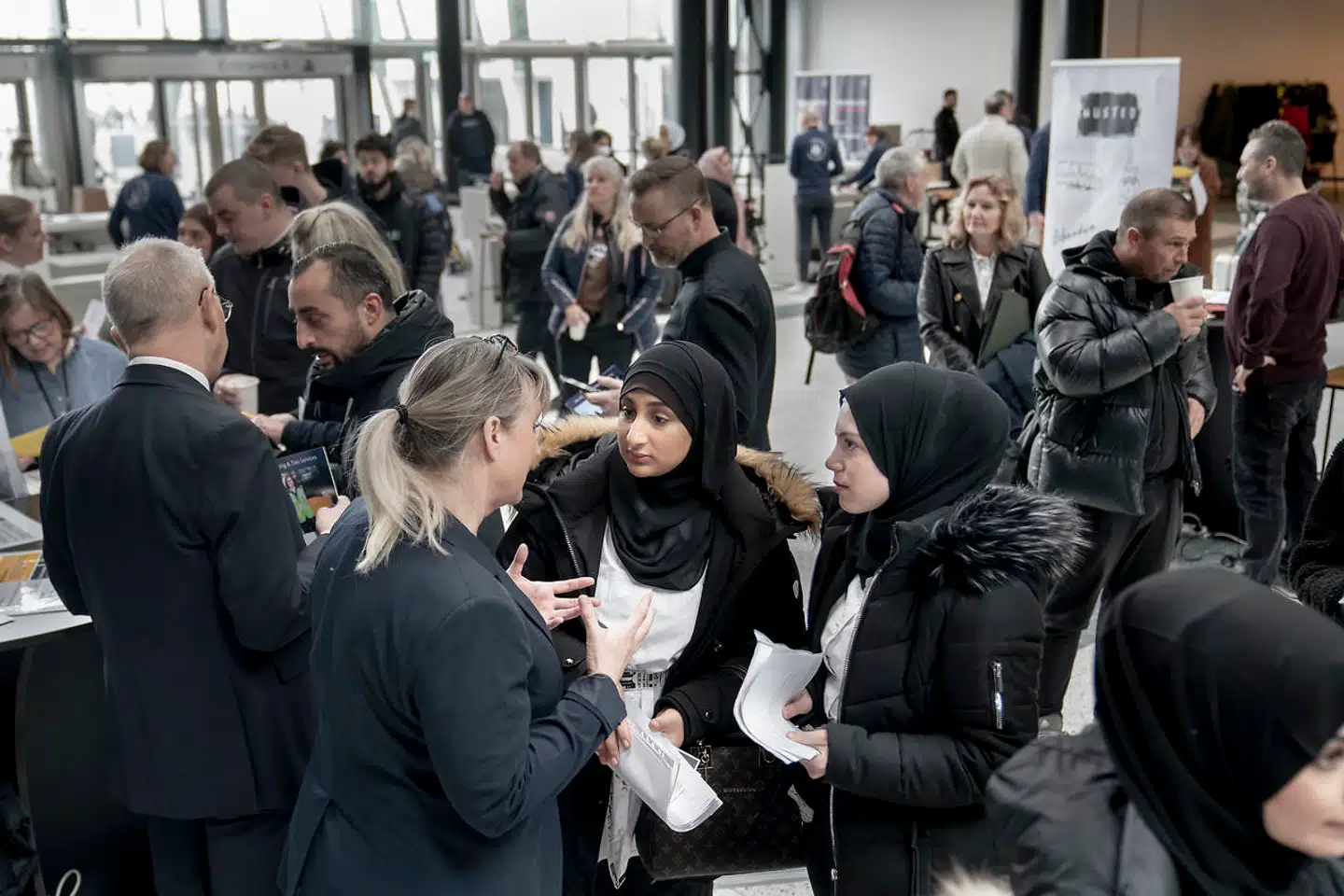 Svenske Zahraa Alkhafaji er taget med sin veninde Sali Alahmad og 400 andre svenske jobsøgende til Amager. »Der er intet arbejde derhjemme, så hvorfor ikke prøve?« lyder det fra Zahraa Alkhafaji. Hun håber på at blive matchet med en af de mange danske virksomheder, der mangler arbejdskraft.