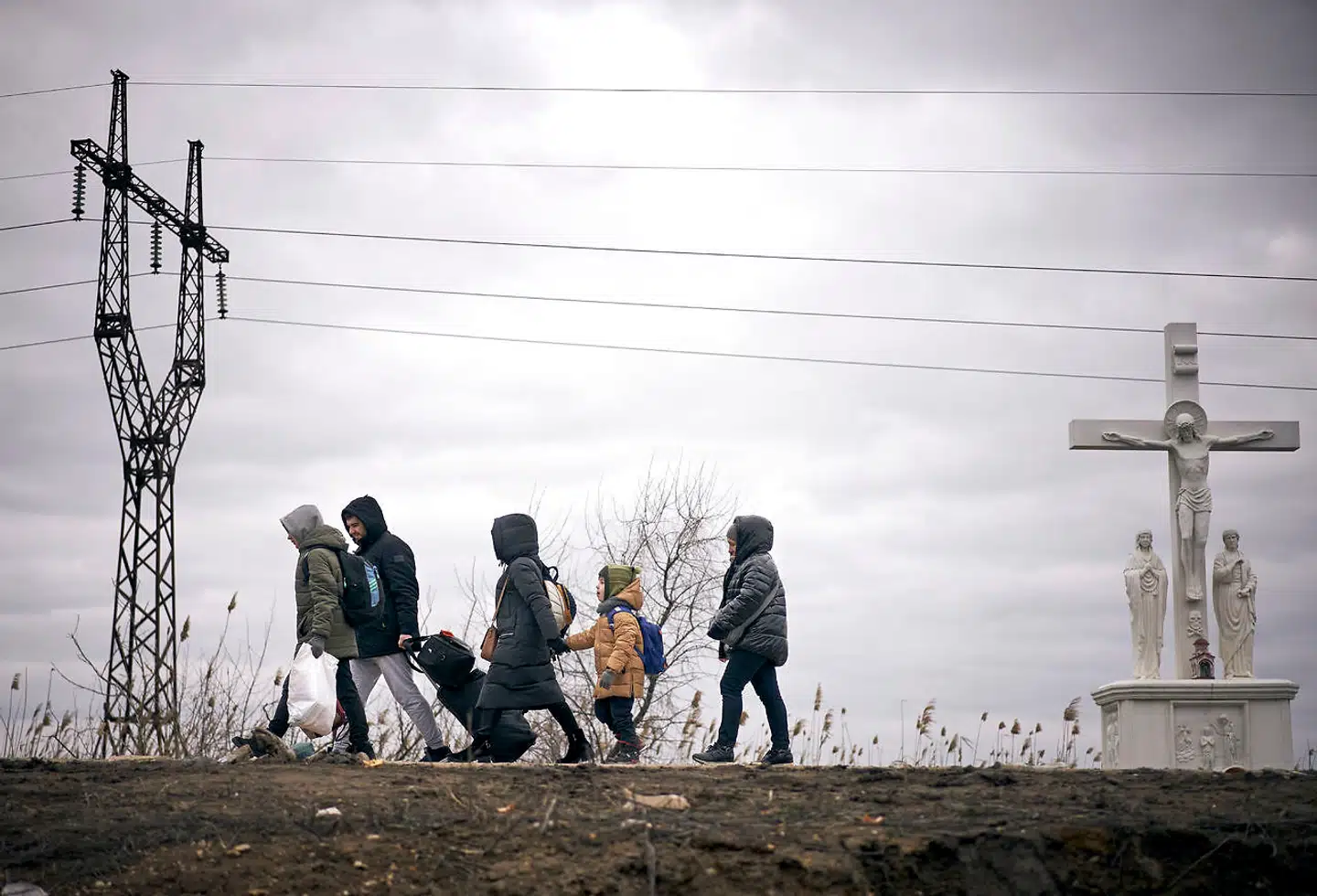 Vi skal modtage de ukrainske flygtninge, fordi krigen er en konflikt, som vi har en højere andel i, end når der kommer flygtninge fra Mellemøsten eller Afrika, mener Amalie Lyhne i denne leder. Billedet viser flygtninge, der ankommer fra Ukraine til Moldova i grænsebyen Palanca.