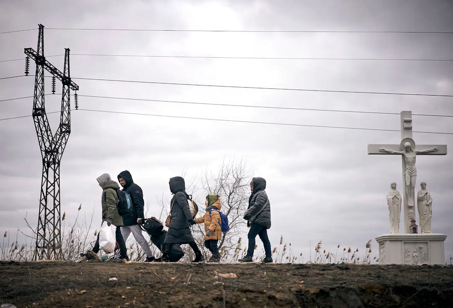 Vi skal modtage de ukrainske flygtninge, fordi krigen er en konflikt, som vi har en højere andel i, end når der kommer flygtninge fra Mellemøsten eller Afrika, mener Amalie Lyhne i denne leder. Billedet viser flygtninge, der ankommer fra Ukraine til Moldova i grænsebyen Palanca.