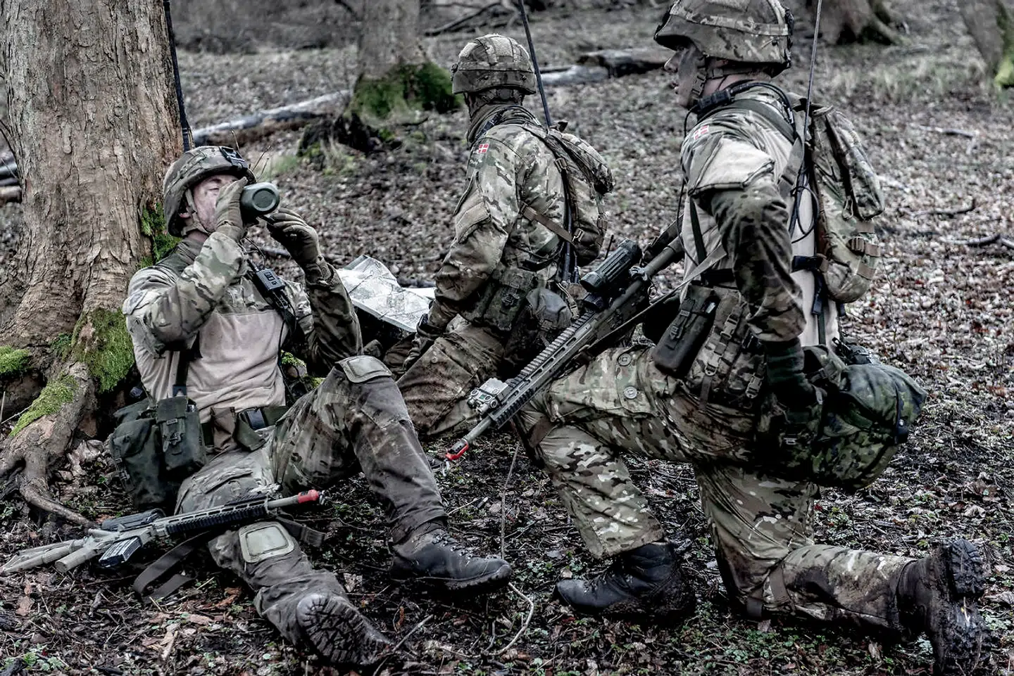 Forsvaret er nedslidt, og det står over for en ny virkelighed. Men vi har en unik mulighed for at opbygge det fornuftigt, mener Alexander Høgsberg Tetzlaff og Alex Hakala.