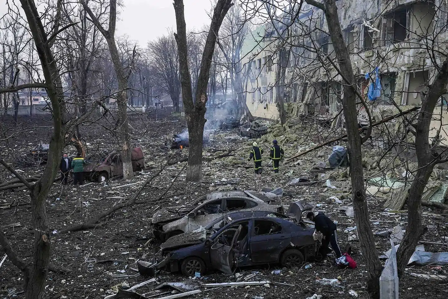 I den sydlige havneby Mariupol har særdeles voldsomme angreb stået på i over en uge. Her ses ukrainsk beredskab foran et angrebet børnehospital 9. marts.