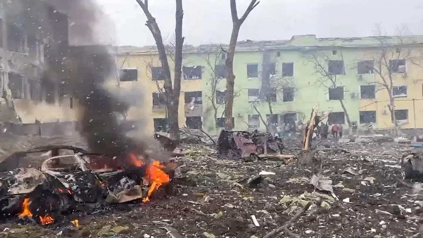 Biler og hospitalsbygninger destrueret i russiske luftangreb i den ukrainske havneby Mariupol. Byen har været under voldsomme angreb i over en uge.
